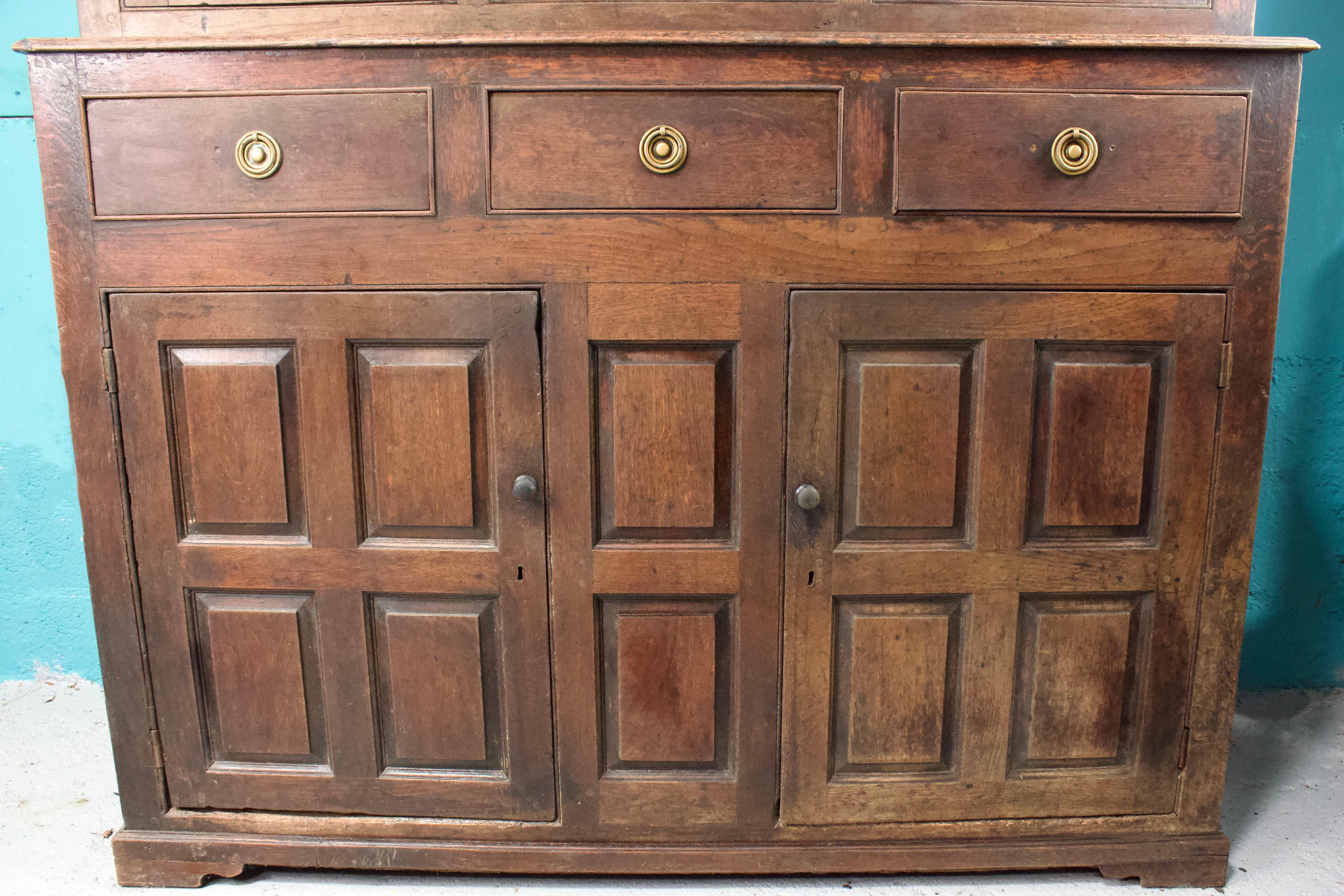 English Welsh Buffet in Oak XVIIIth Century - English antiques - United Kingdom For Sale 1