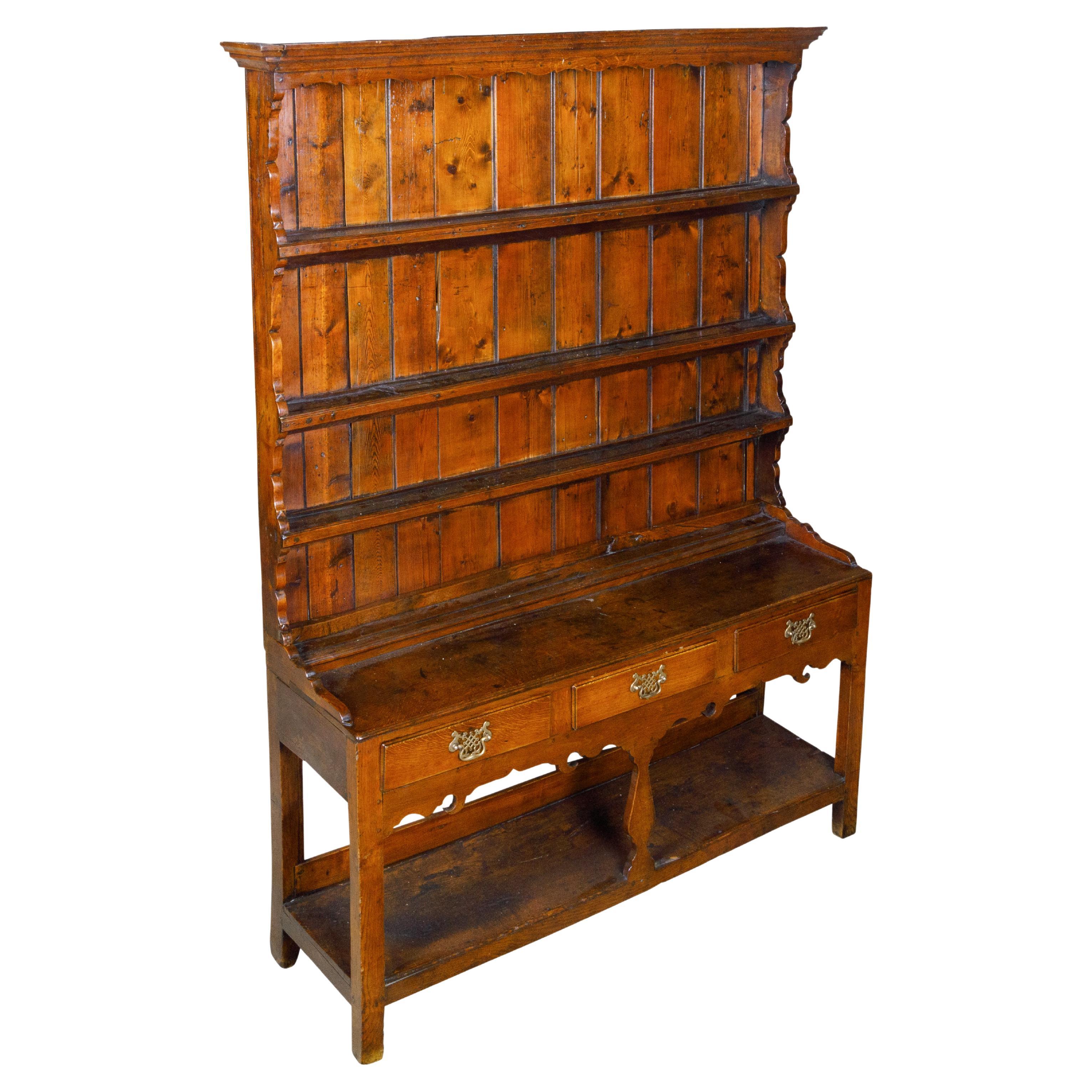 Welsh Country Commode avec étagères ouvertes et trois tiroirs