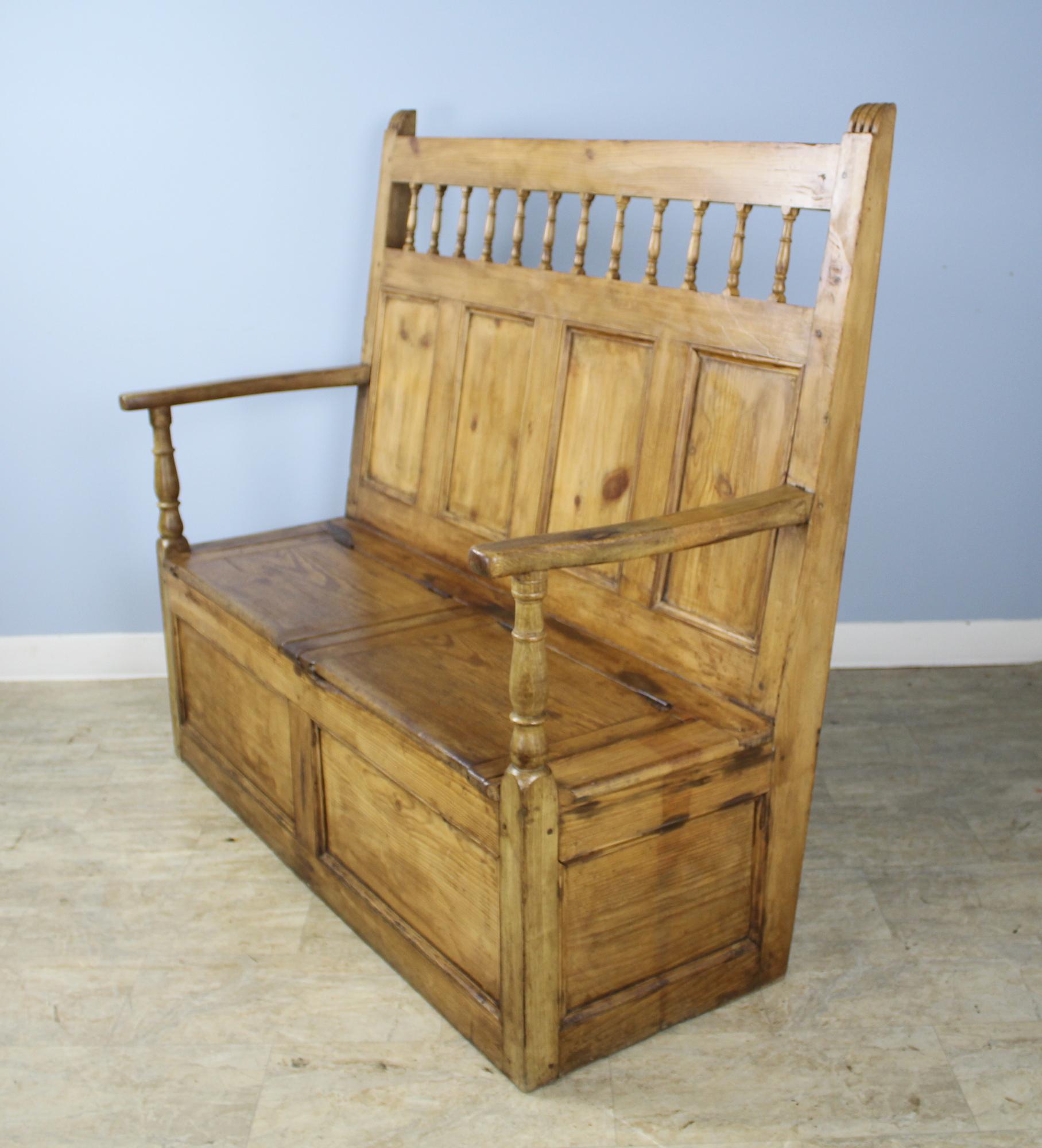 Welsh Country Pine Box Settle in Fruitwood In Good Condition For Sale In Port Chester, NY