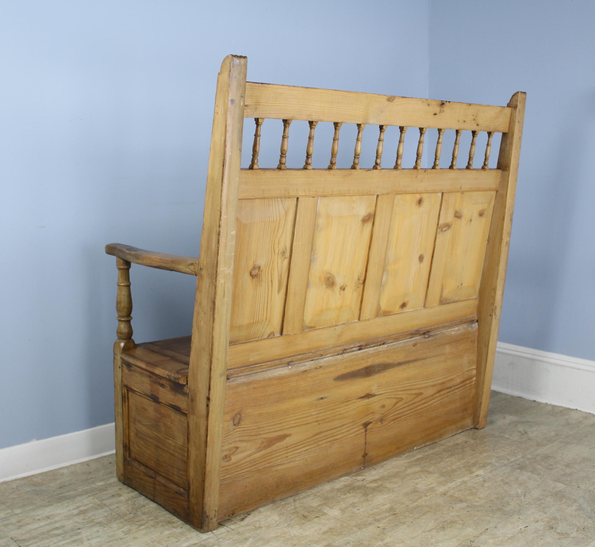 18th Century Welsh Country Pine Box Settle in Fruitwood For Sale
