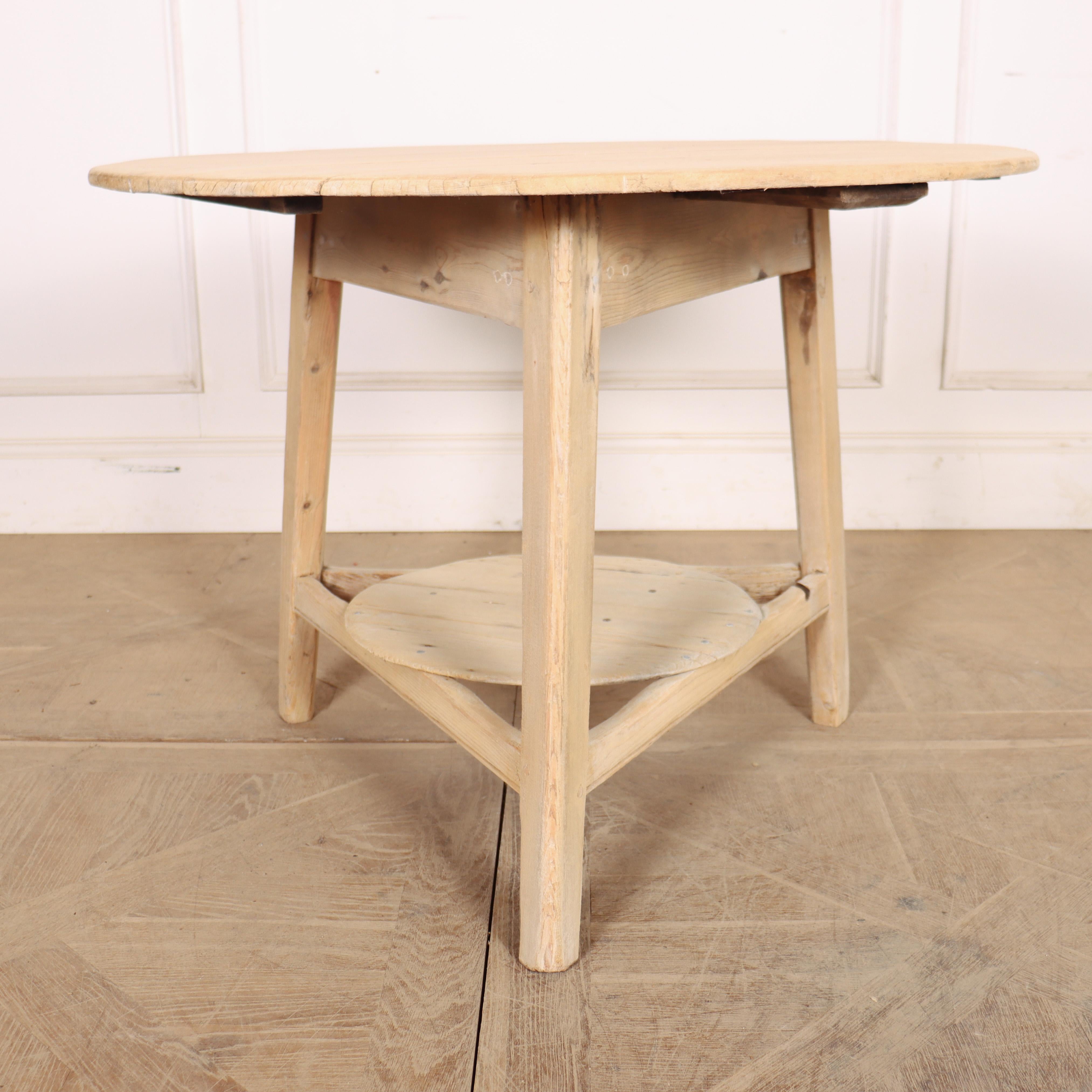Bonne table de grillon en pin gallois du 19e siècle, avec une finition blanchie par frottement. 1820. 

Code : 9016

Dimensions :
H : 27