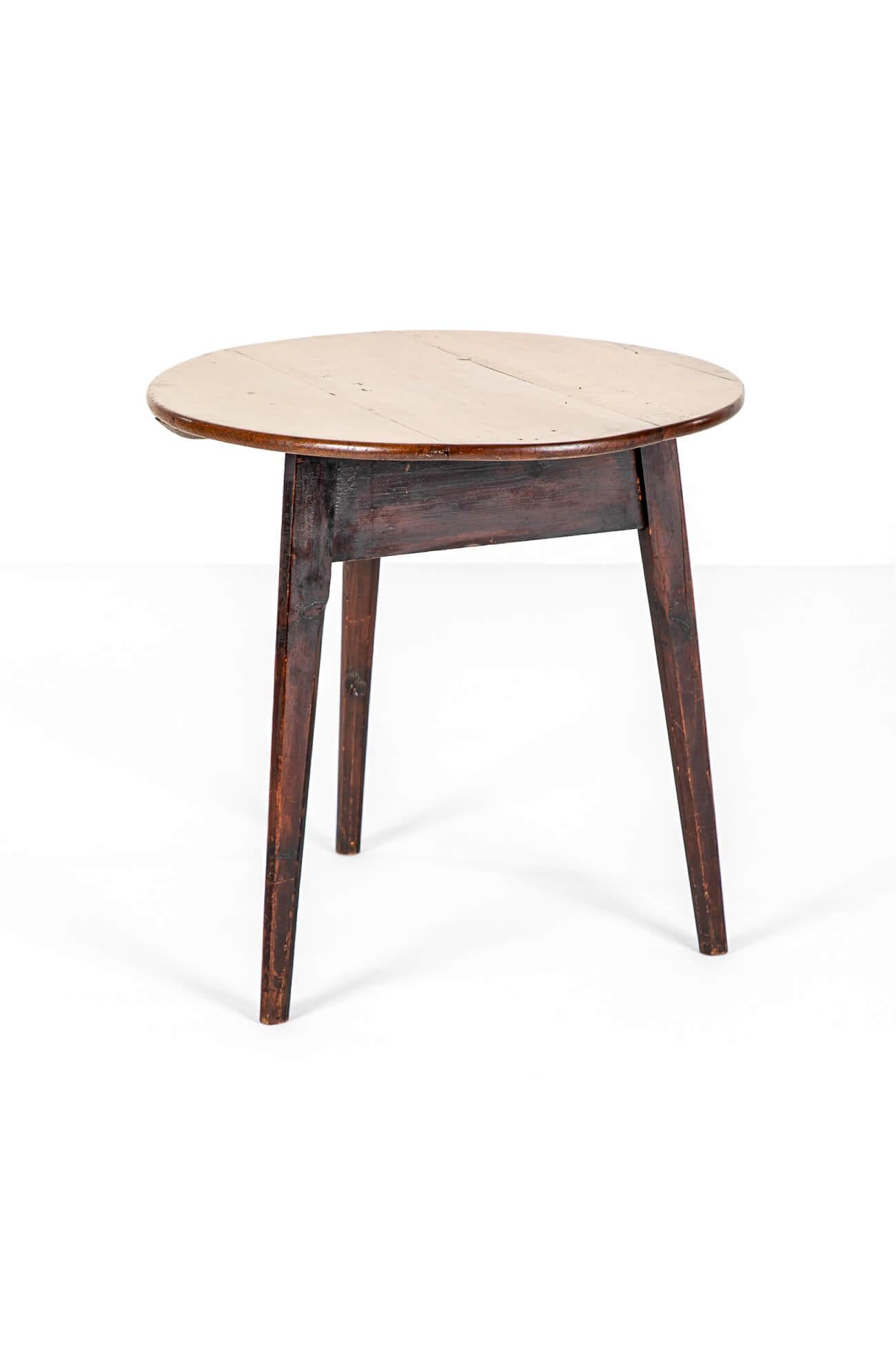 A superb mid 19th-century cricket table of excellent form with a simple square frieze.

Circular oak plank top on tapered and chamfered legs in pine.

The table has a wonderfully rich dark brown colour to the top with beautiful Medullary rays