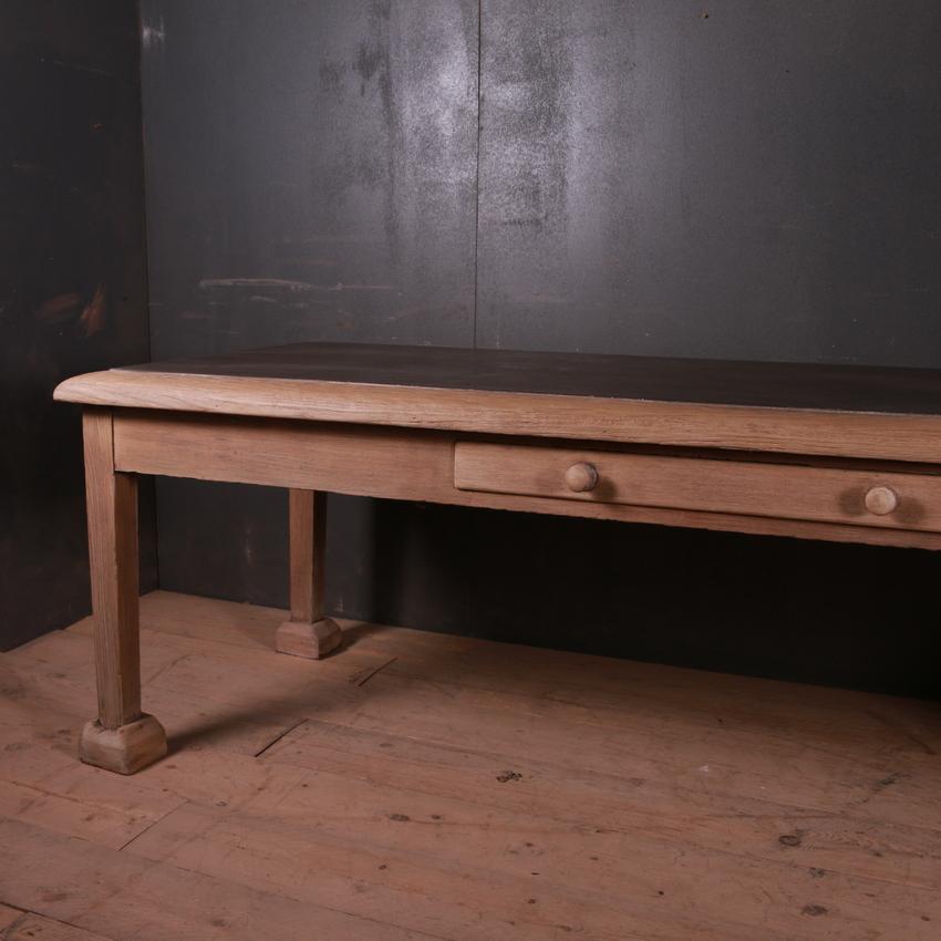 Large 19th century Welsh scrubbed oak and slate dairy table. 2