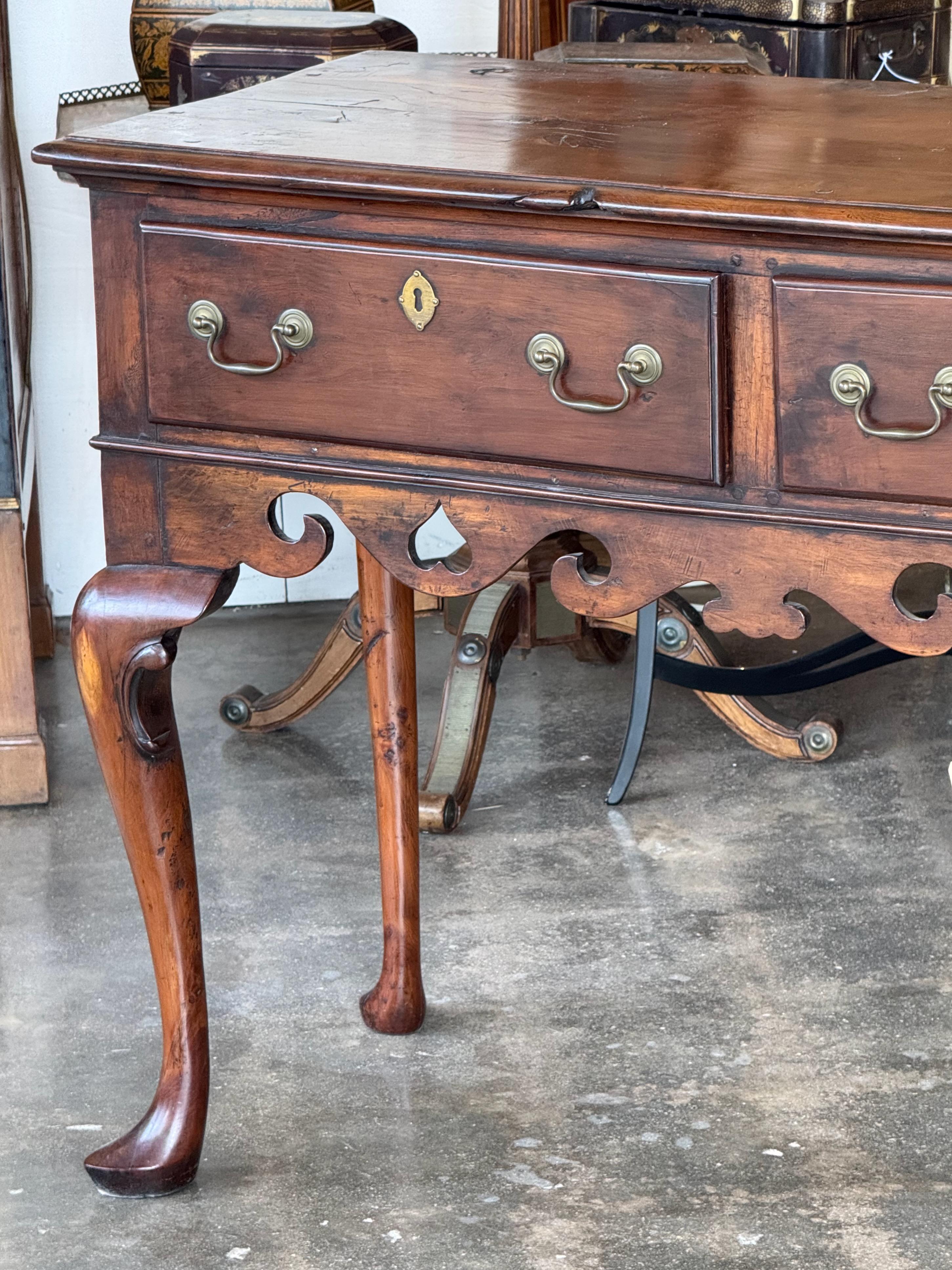 Base per comò Welsh con grembiule traforato e gambe cabriole In condizioni buone in vendita a Charlottesville, VA