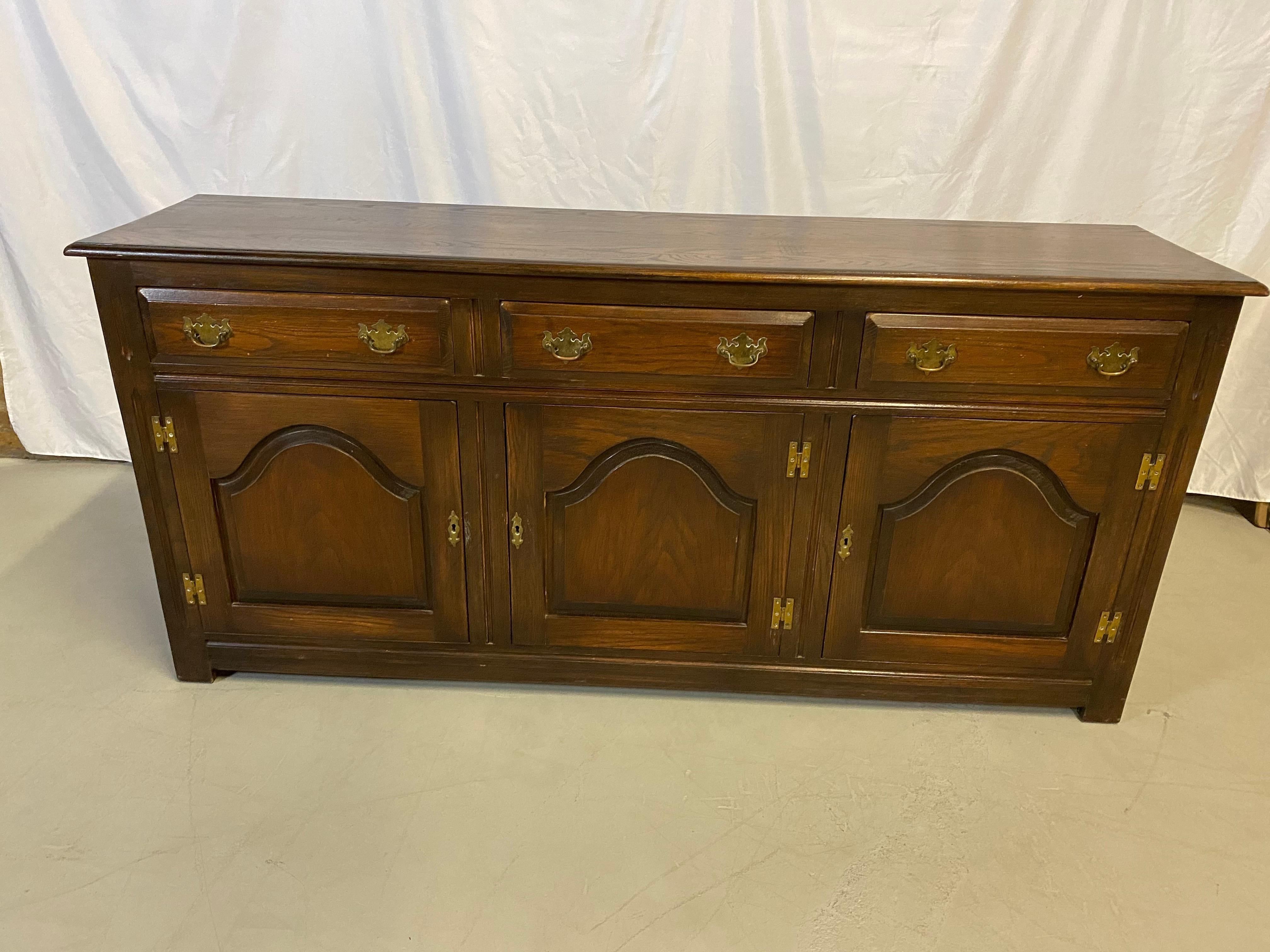 Welsh Dresser, English Oak, Traditional In Good Condition For Sale In Toronto, CA