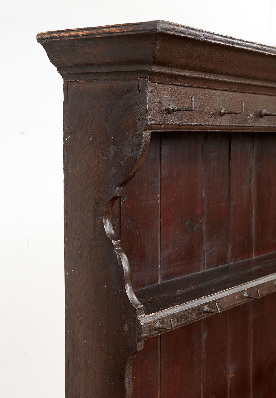 Gallois Commode Welsh avec étagère en carton en vente