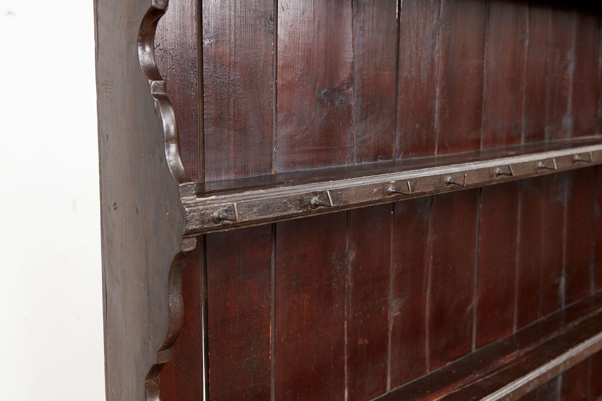XVIIIe siècle Commode Welsh avec étagère en carton en vente