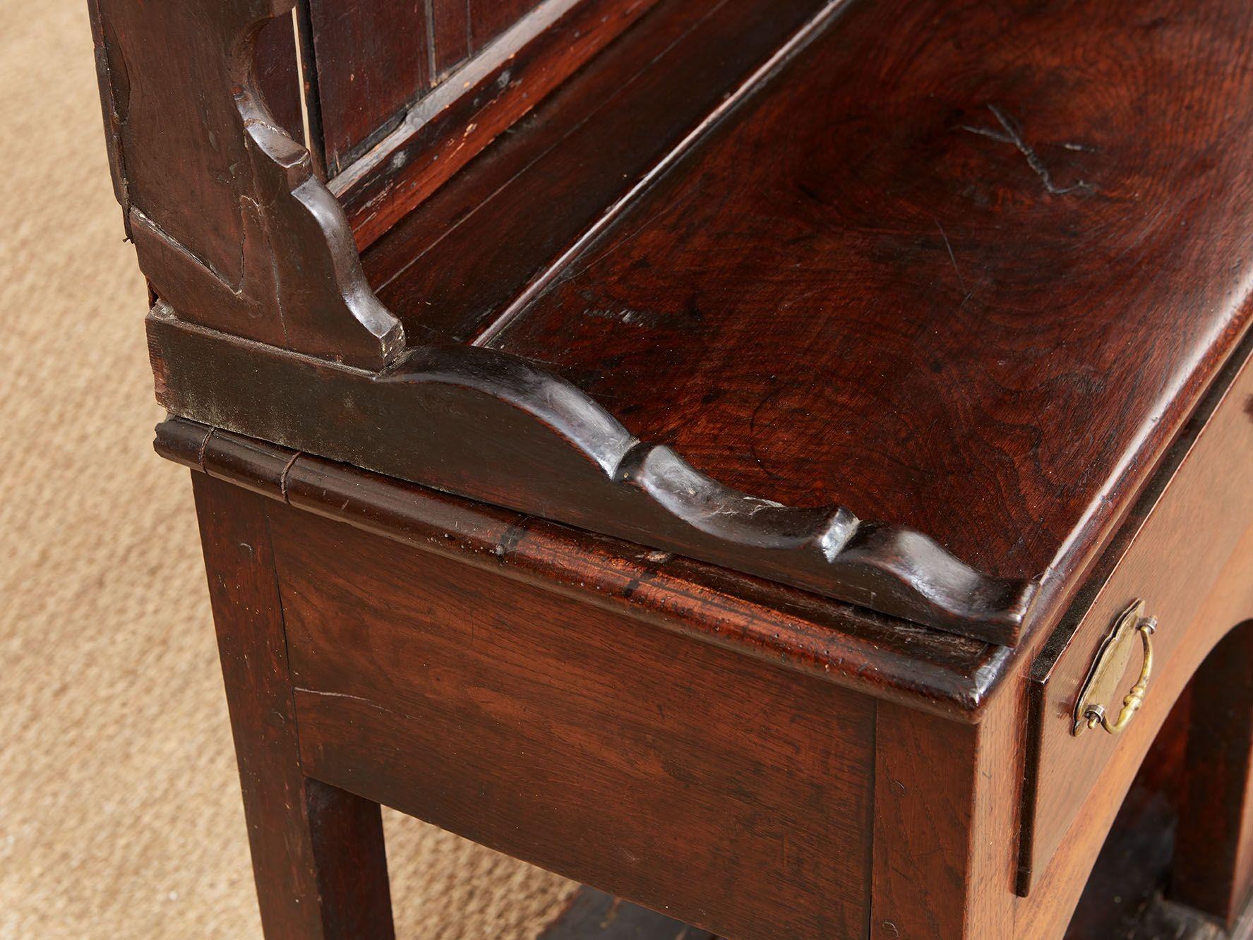 Chêne Commode Welsh avec étagère en carton en vente