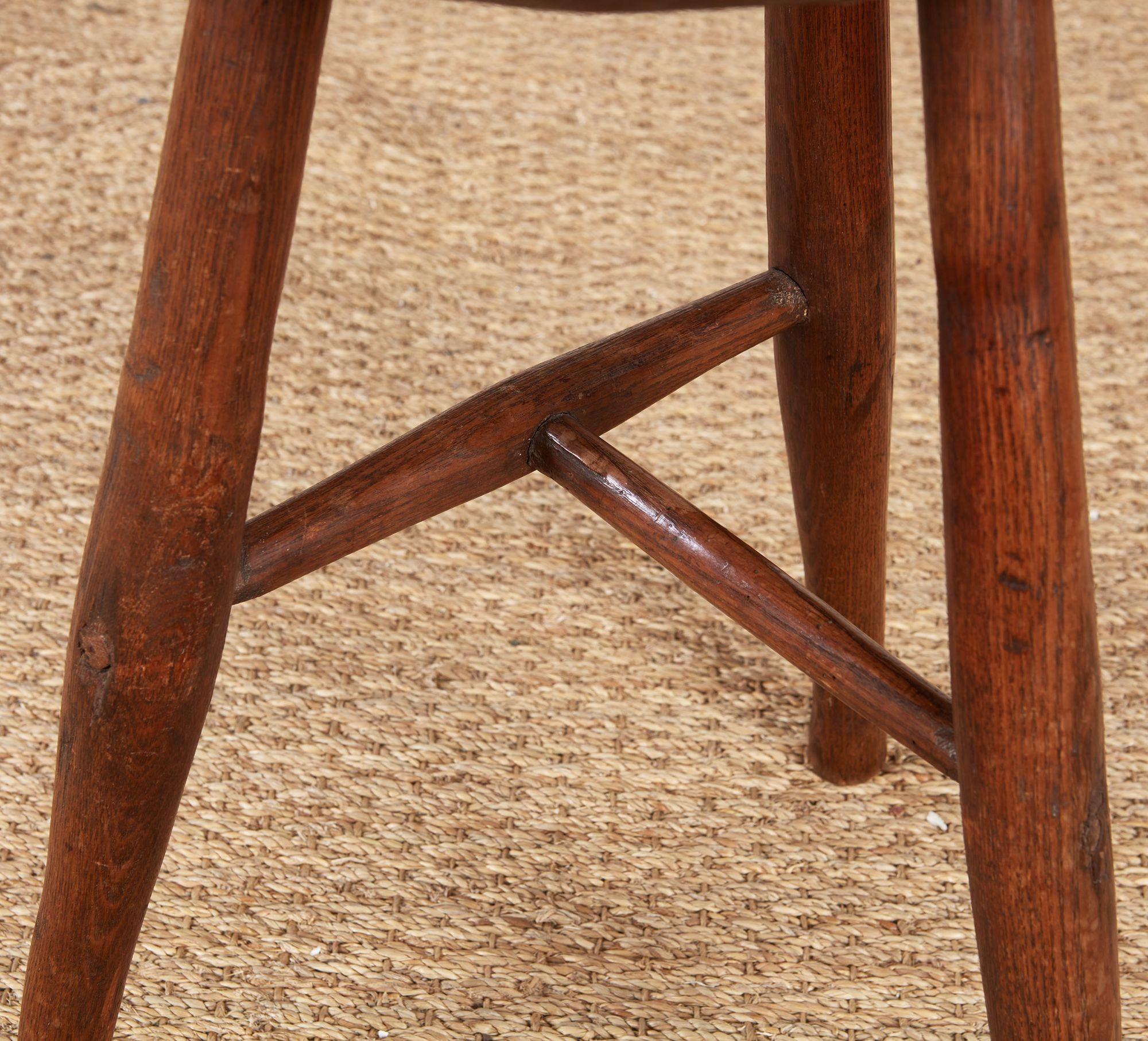 Welsh Elm Cricket Table In Good Condition For Sale In Greenwich, CT