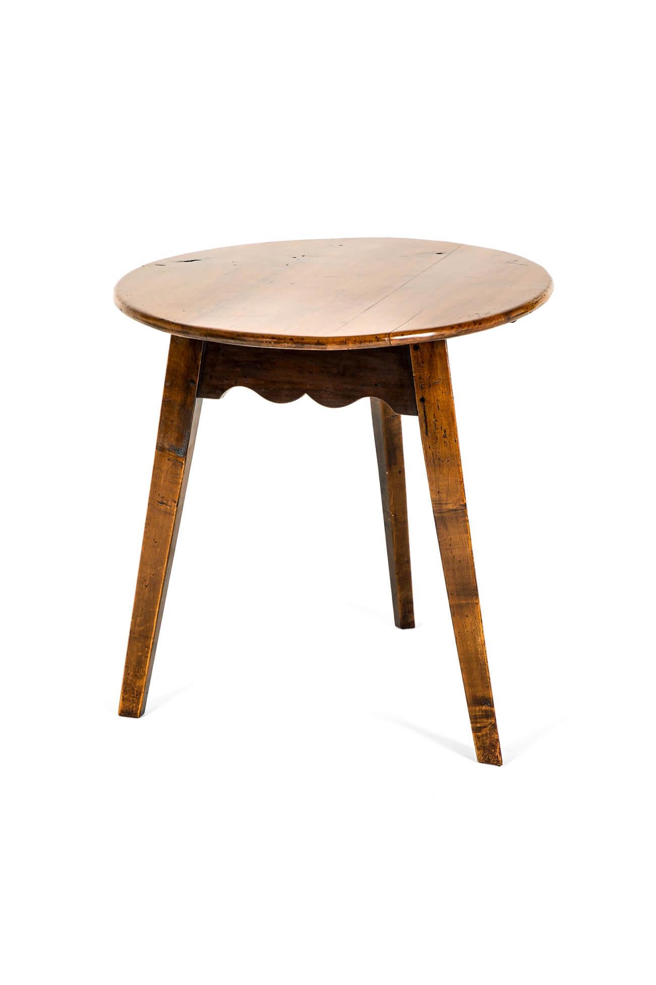 Un bellissimo tavolo da cricket del XIX secolo con un generoso e spesso piano in pino e una base in Wood Wood.

Sotto un fregio simmetrico a forma di arco di cupido e sollevato su gambe a blocco a sezione quadrata delicatamente smussate.

Colore e