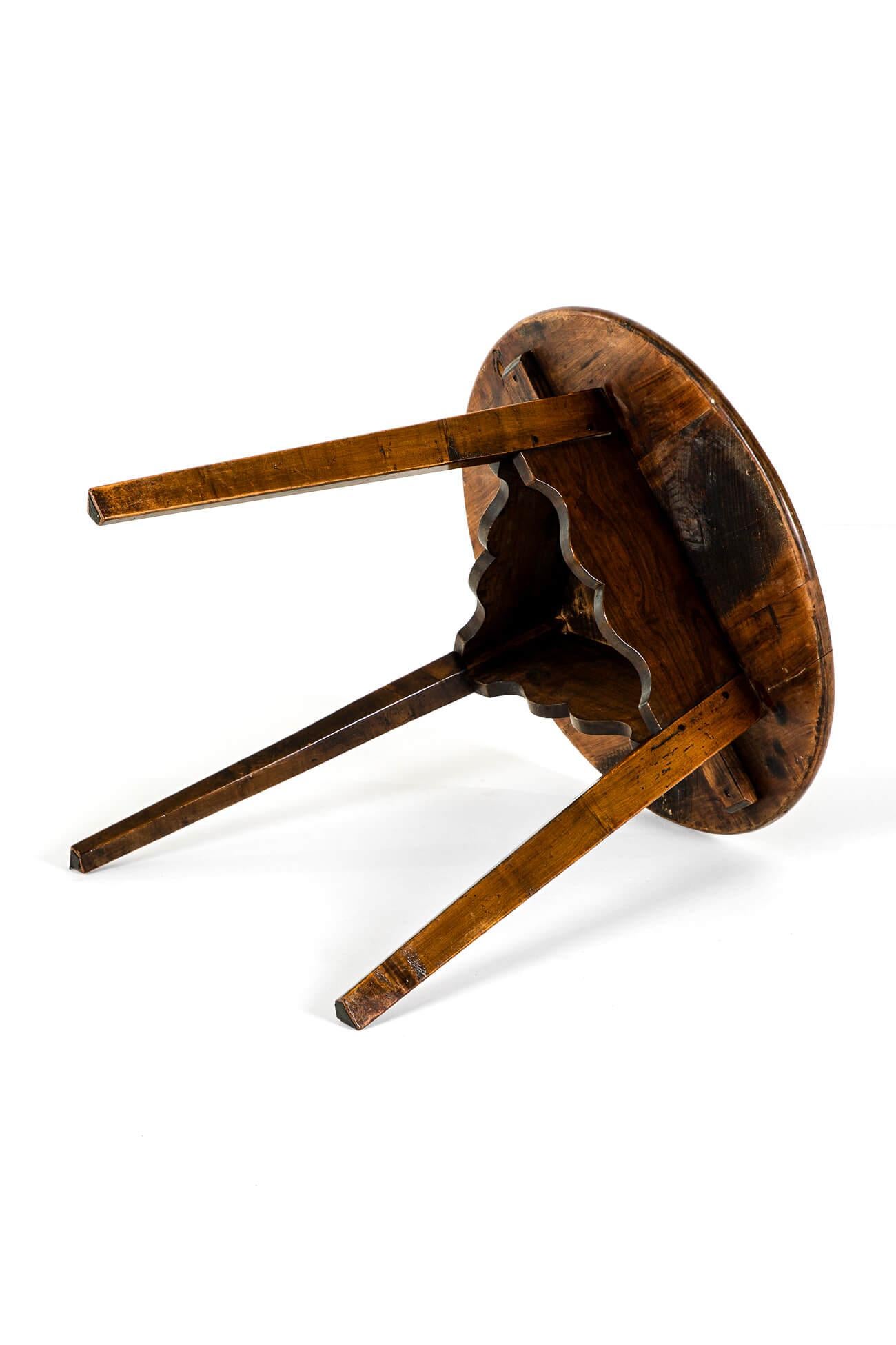 Intagliato a mano Tavolo da cricket in legno Wood Wood in vendita