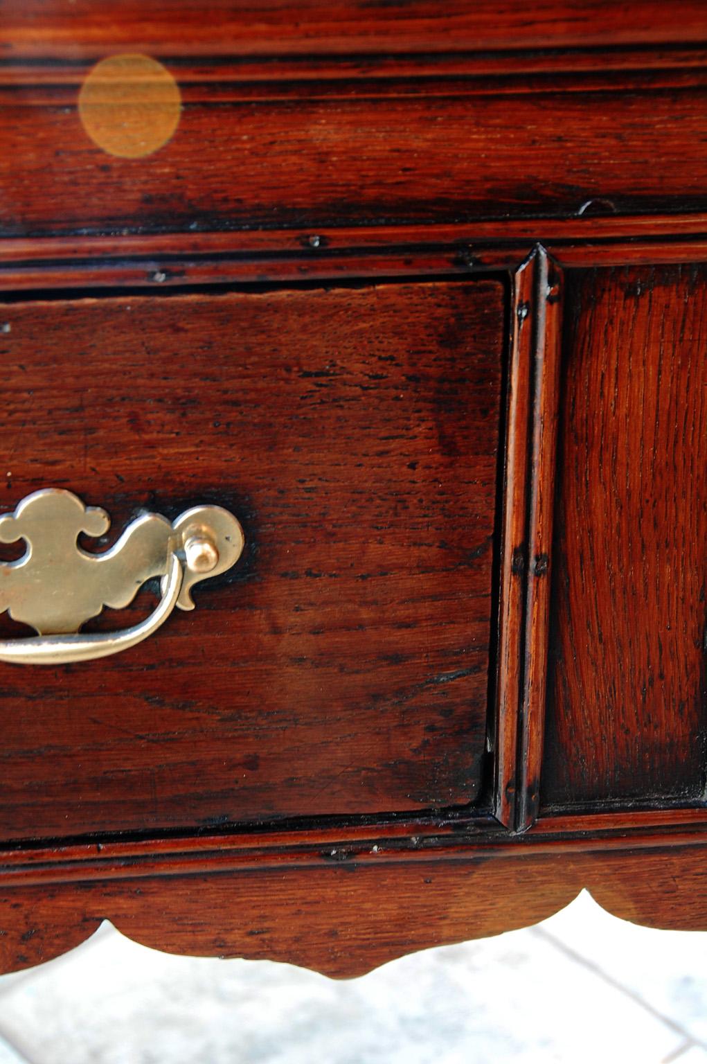 Chêne Commode galloise d'époque George II à trois tiroirs avec pieds tournés en vente