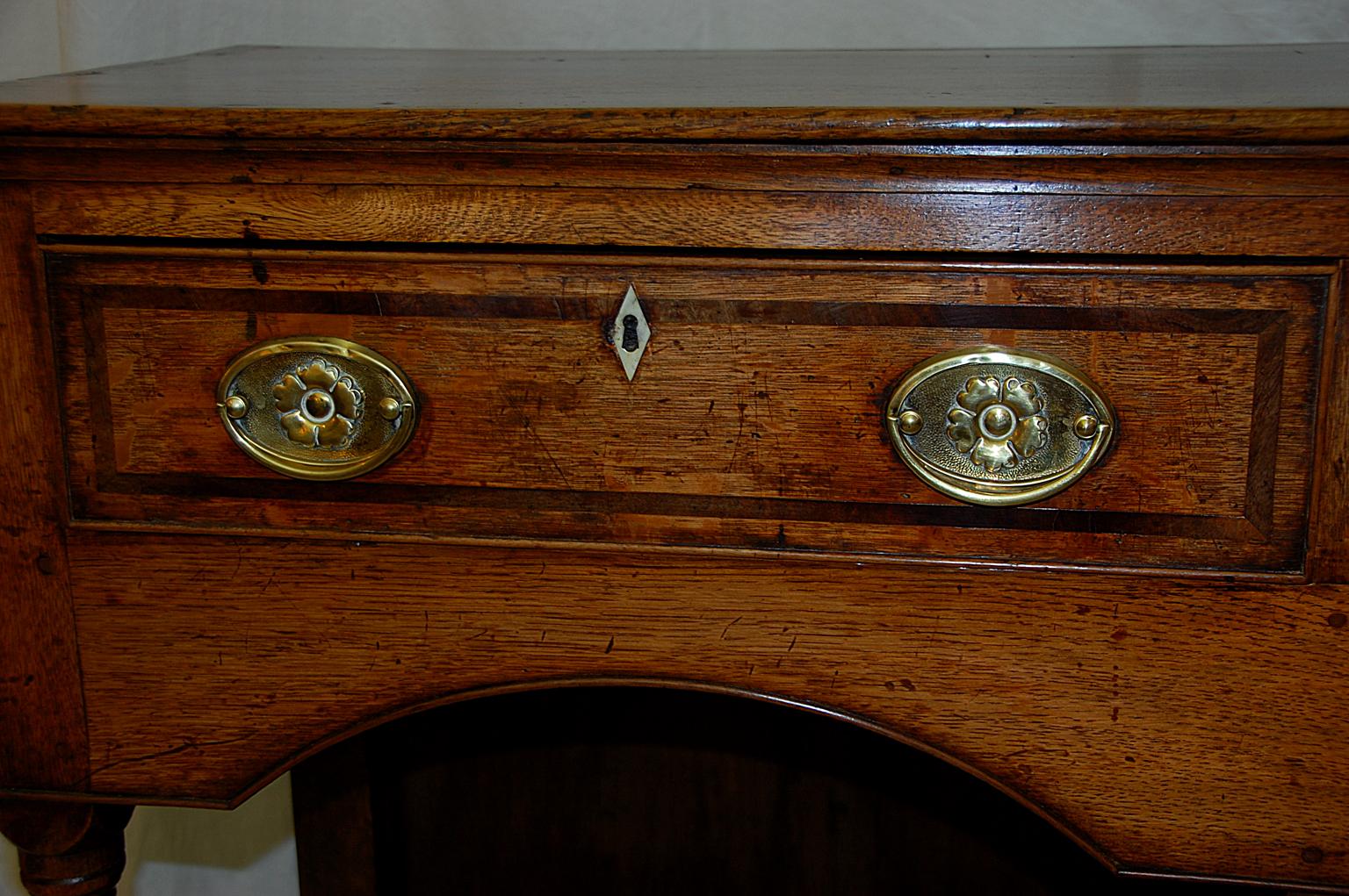 Welsh Georgian 18th Century Oak Three-Drawer Potboard Montgomeryshire Dresser In Good Condition In Wells, ME