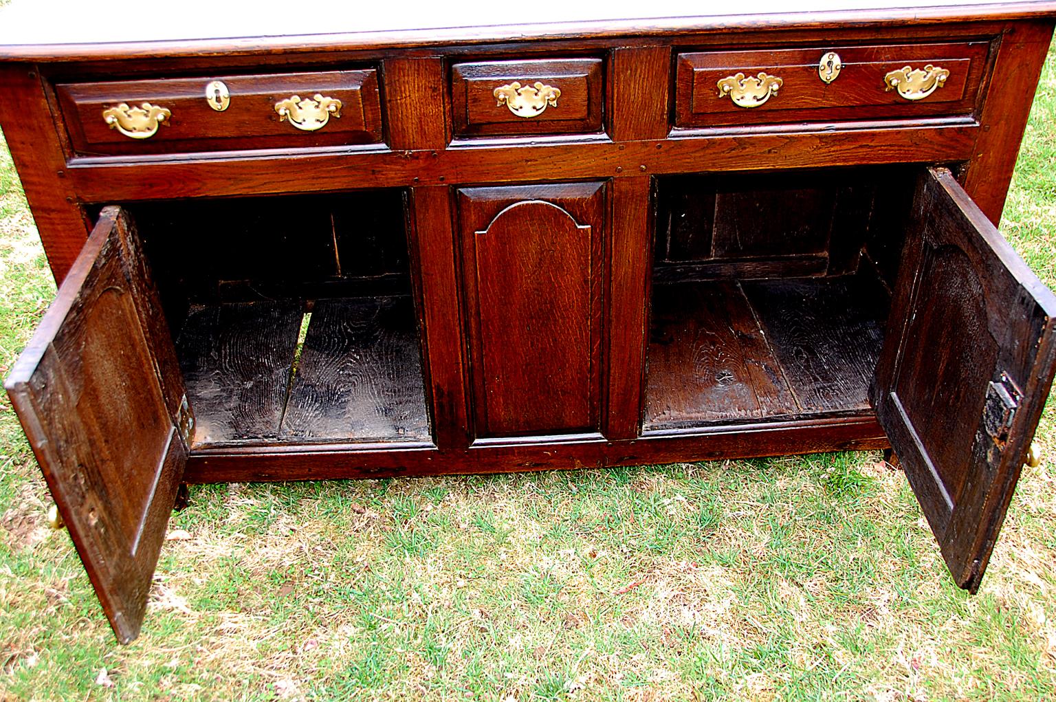 Commode basse en chêne de style géorgien gallois avec trois tiroirs et deux portes d'armoire à panneaux en vente 3