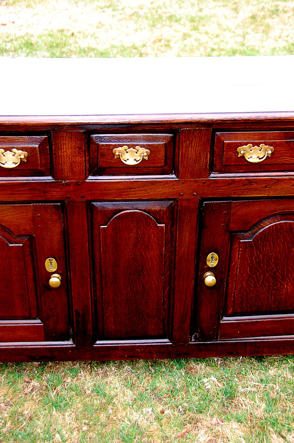 Commode basse en chêne de style géorgien gallois avec trois tiroirs et deux portes d'armoire à panneaux en vente 1