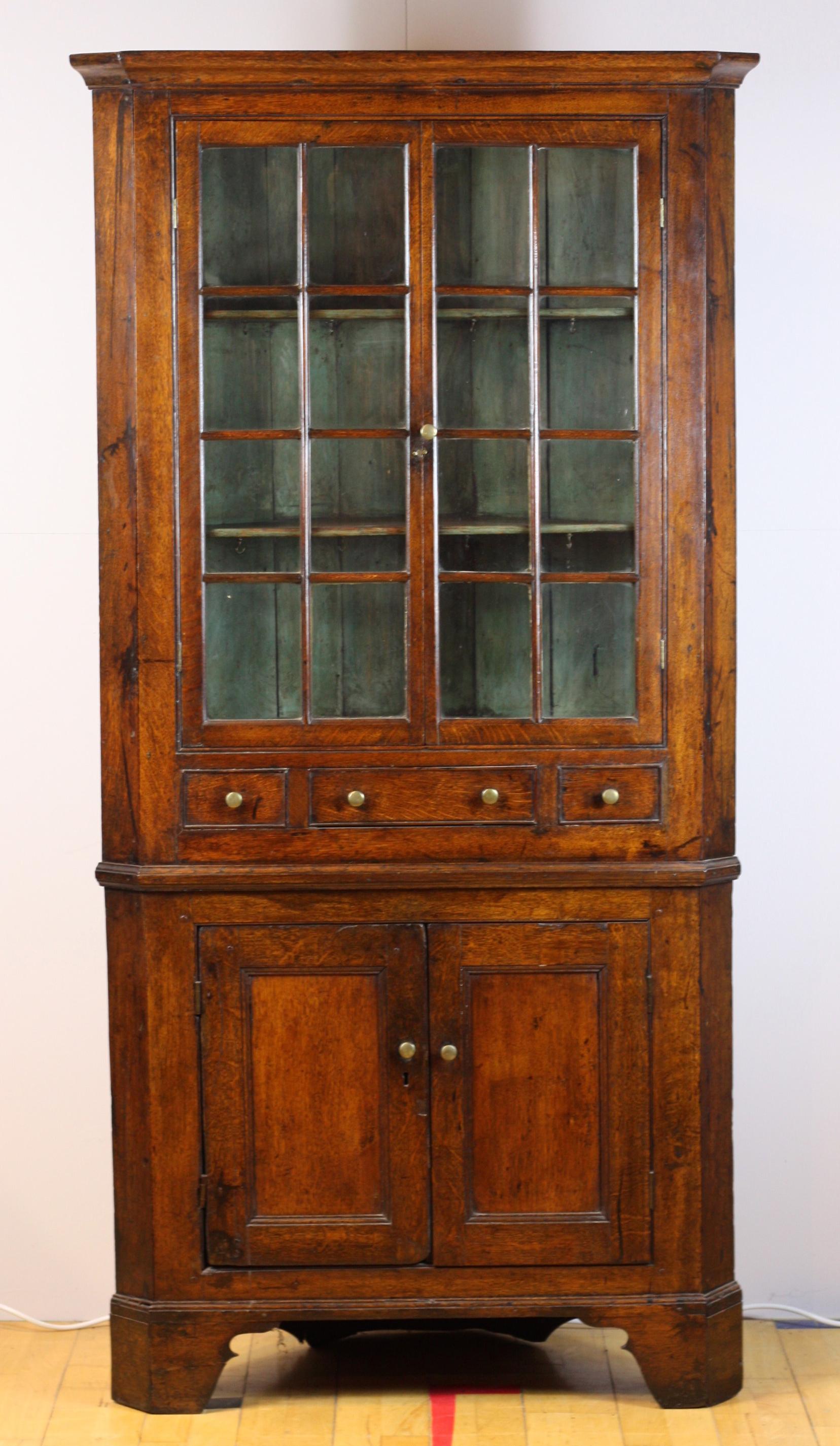 Fine Welsh two section half glazed corner cupboard from Pembrokeshire, circa 1790 with exceptional patterning to the grain. In fantastic original condition, with wonderful deep rich color and excellent patina. The top half has 2 glazed doors opening