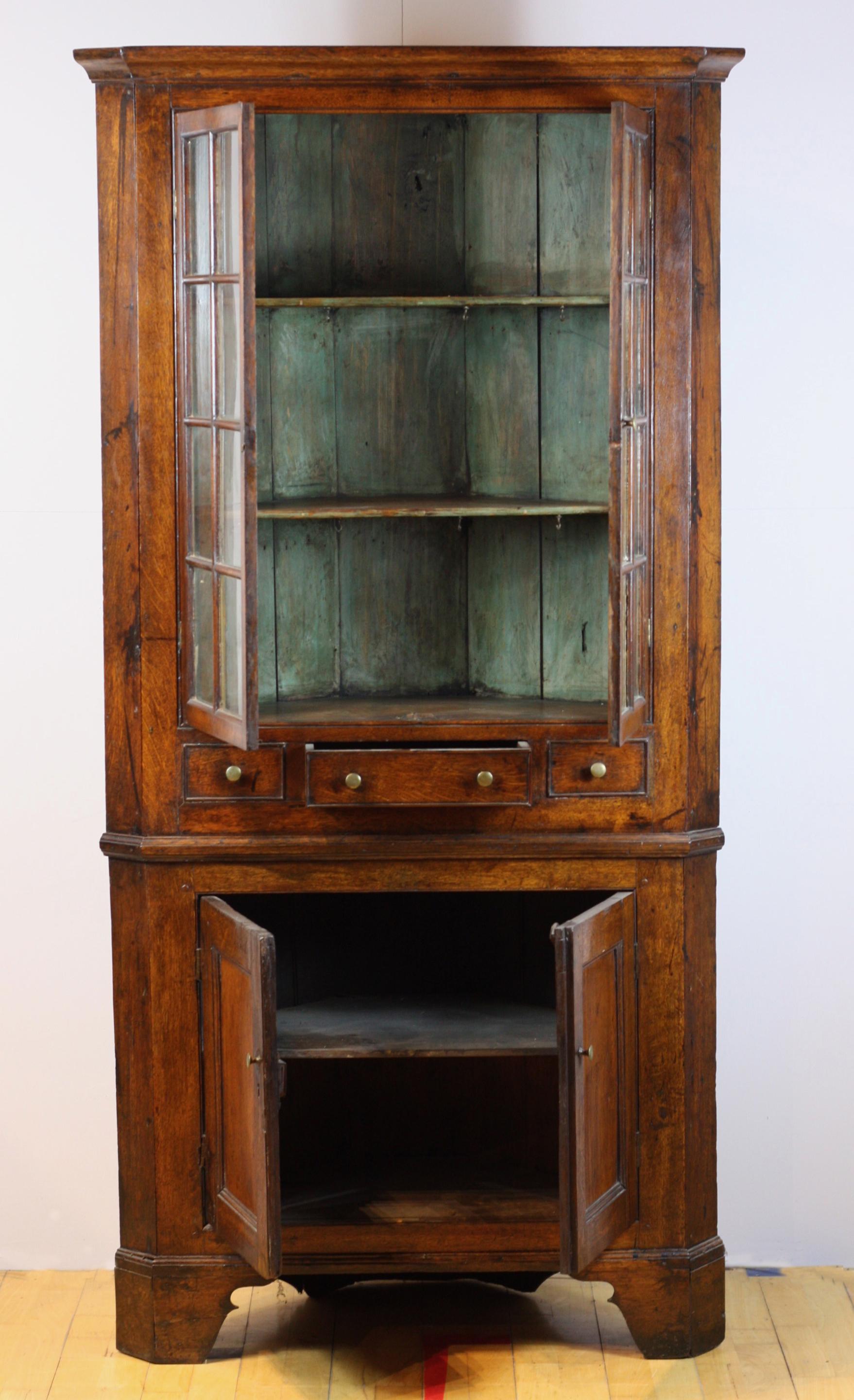 Welsh Glazed Corner Cupboard, circa 1790 In Good Condition For Sale In Tetbury, Gloucestershire