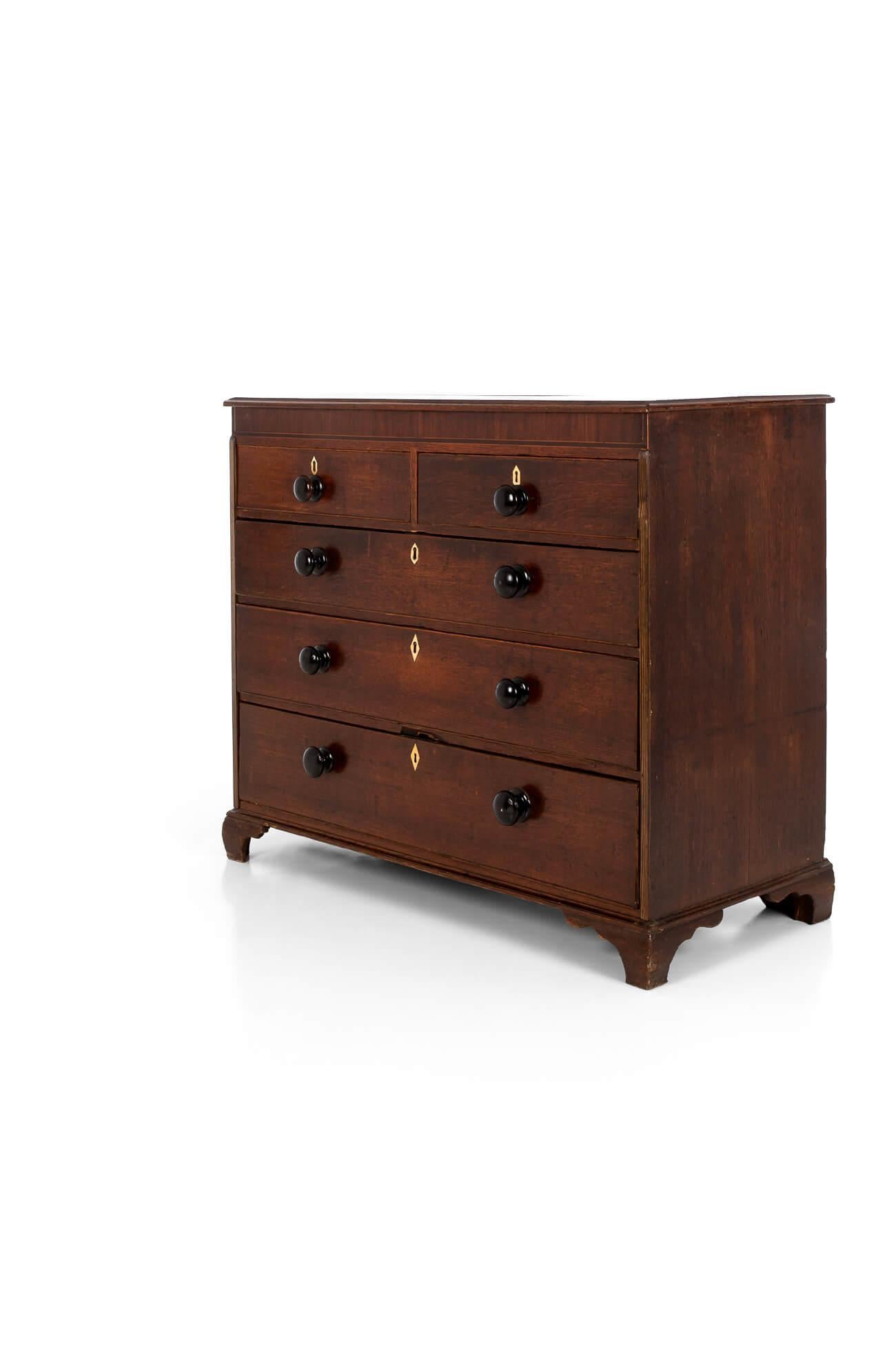 A superb chest of drawers in oak.

Two short over three cascading long drawers on bracket feet.

Original bone escutcheons and ebonised drawer knobs.

Remarkable depth of colour throughout with original plank backing.

Welsh, circa 1840.

H: 91 CM 