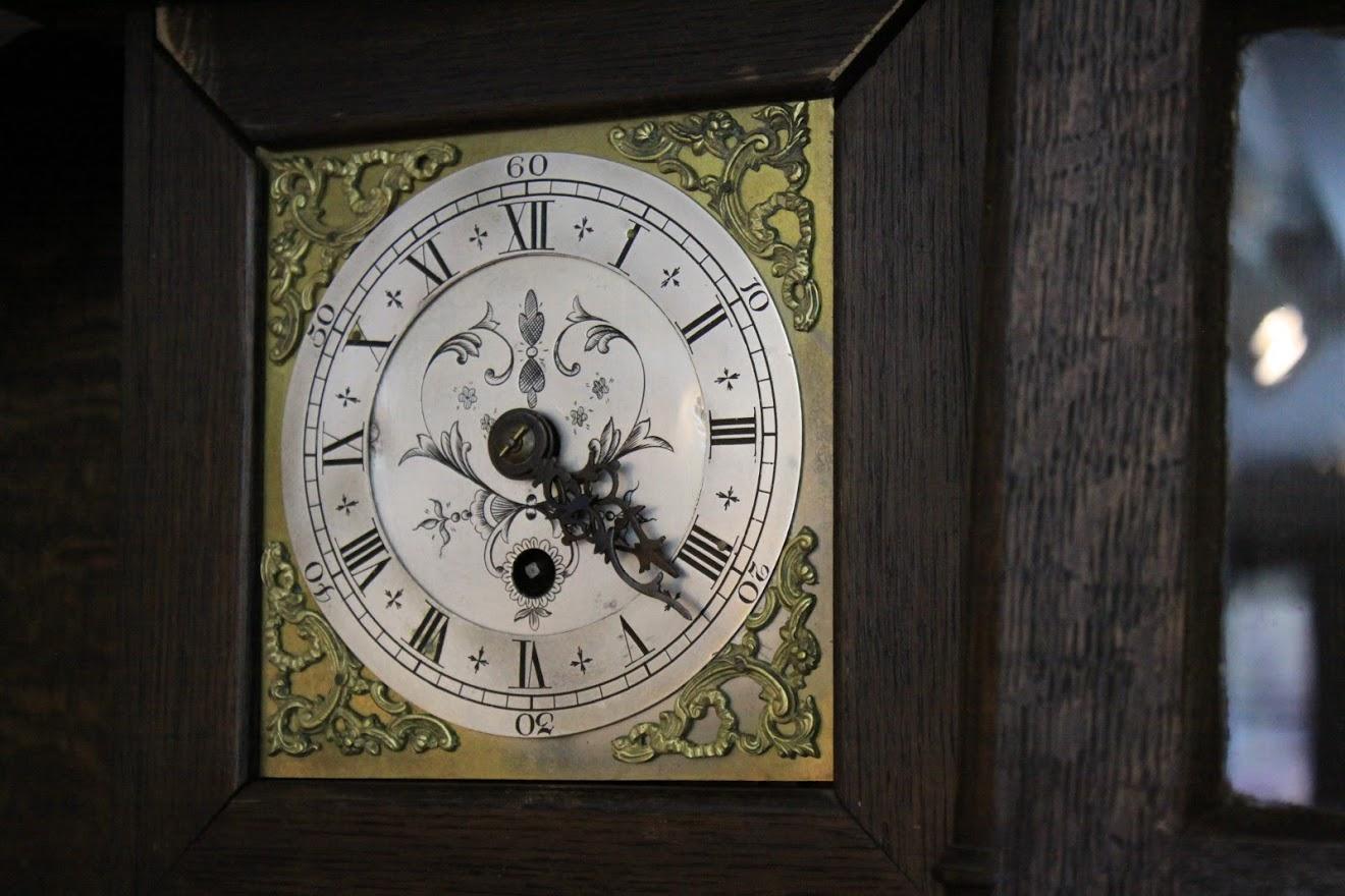 Comò in Oak Welsh con orologio in vendita 7