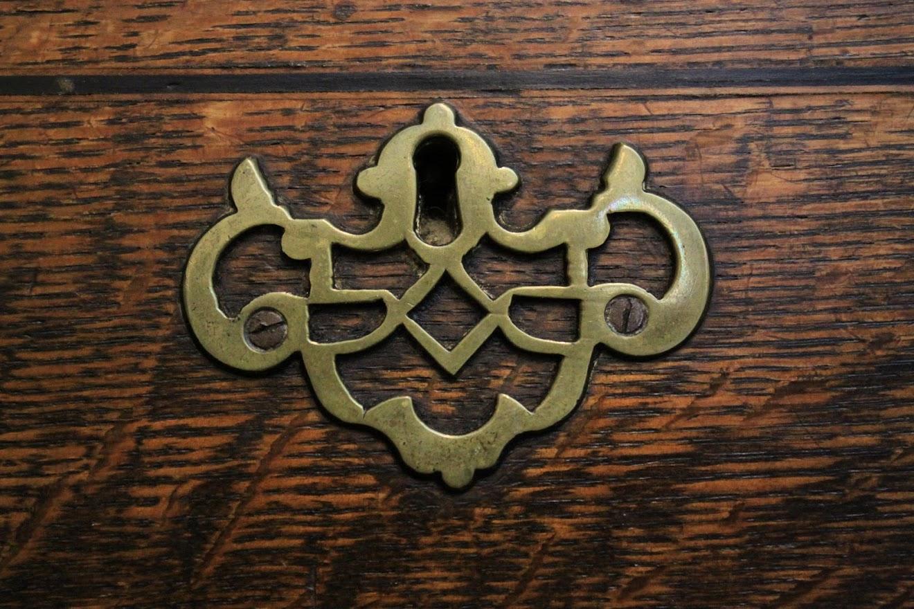 Vittoriano Comò in Oak Welsh con orologio in vendita