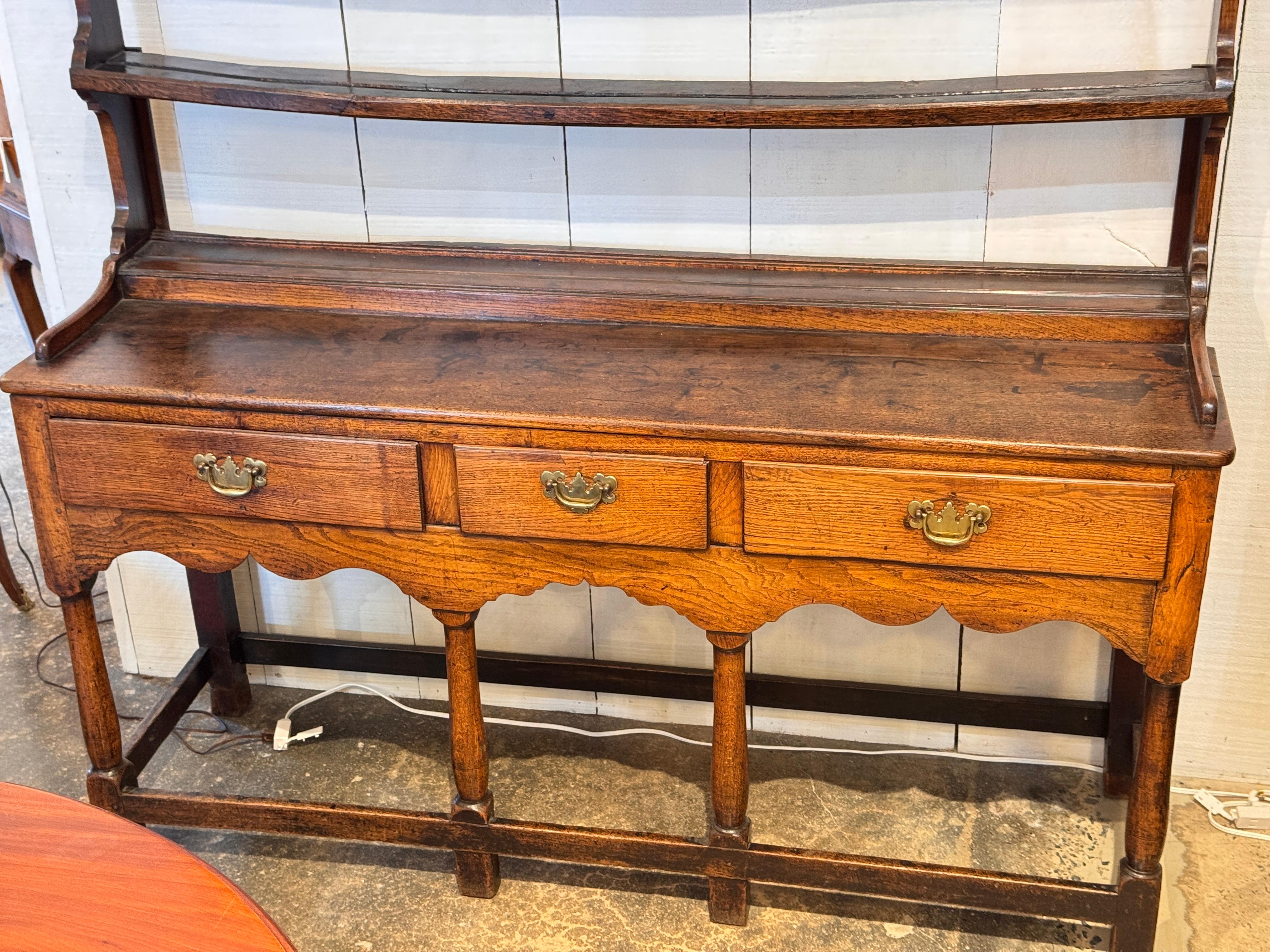 Welsh Oak Dresser with Open Plate Rack In Good Condition For Sale In Charlottesville, VA