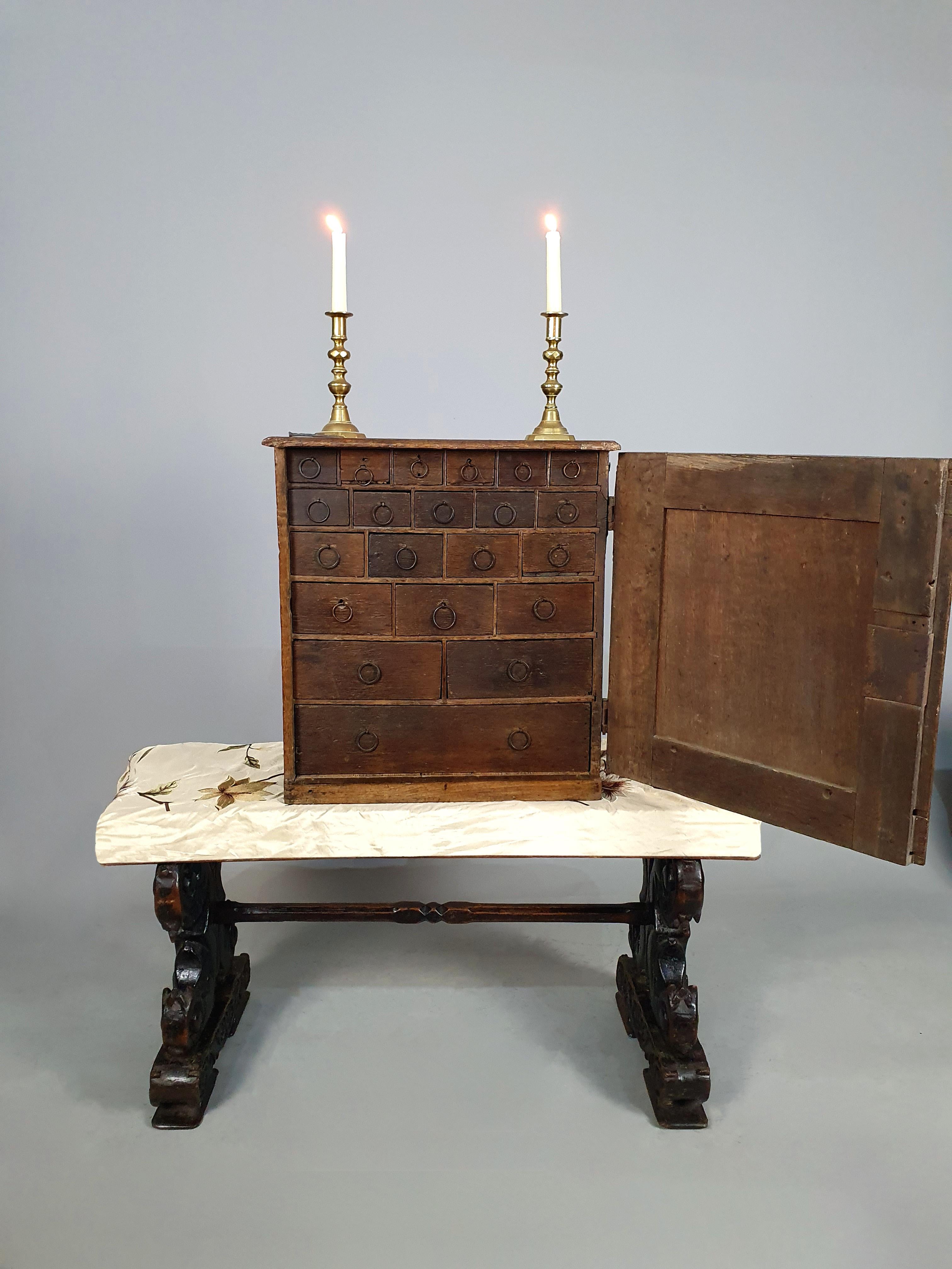 Armoire à épices en Oak Queen Anne C.1710 en vente 5