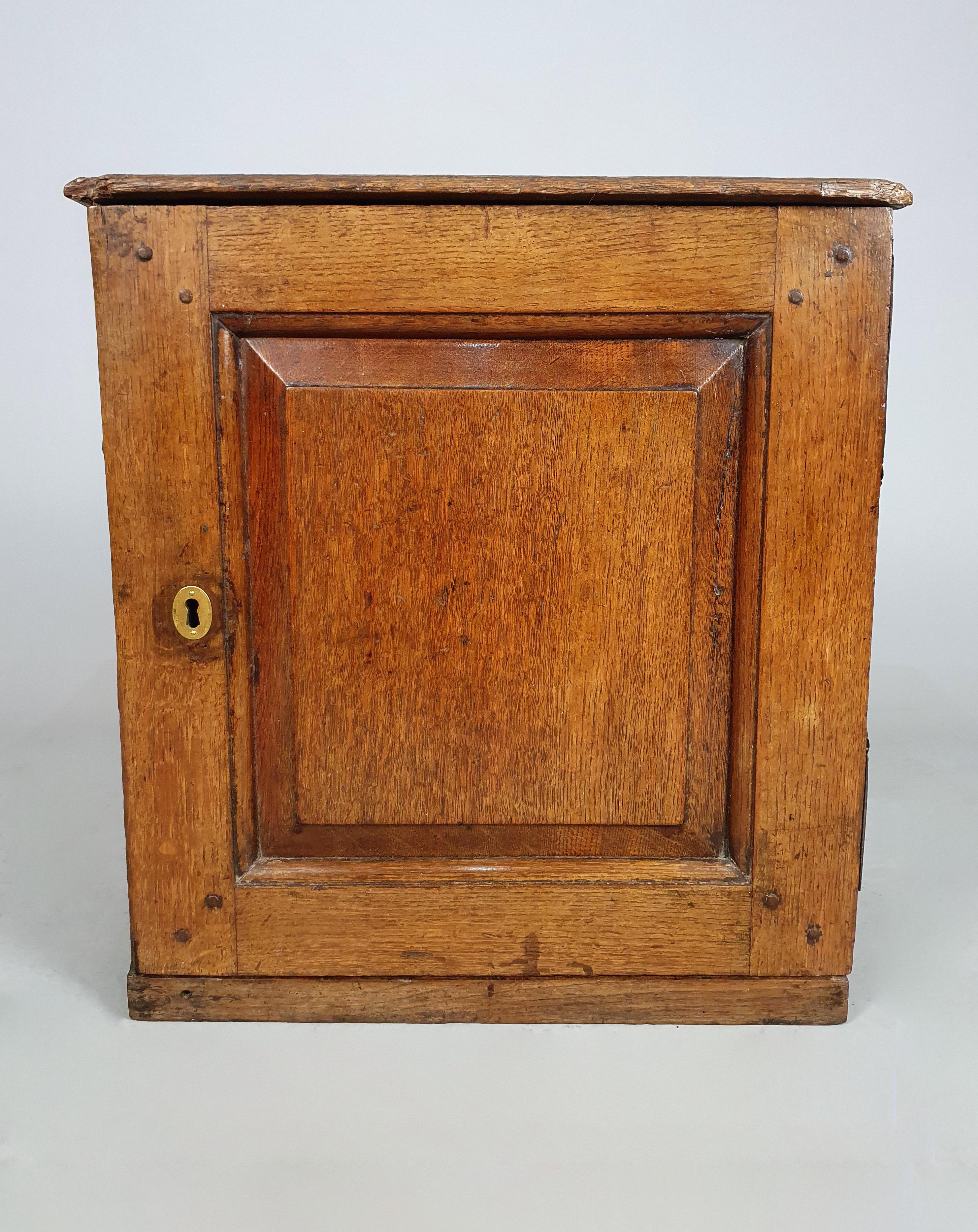Une belle armoire à épices galloise ancienne. Les tiroirs en chêne, de taille graduée, conservent les poignées en fer d'origine sur des goupilles fendues.

Ces boîtes contenaient des épices telles que la cannelle, le clou de girofle, le poivre noir