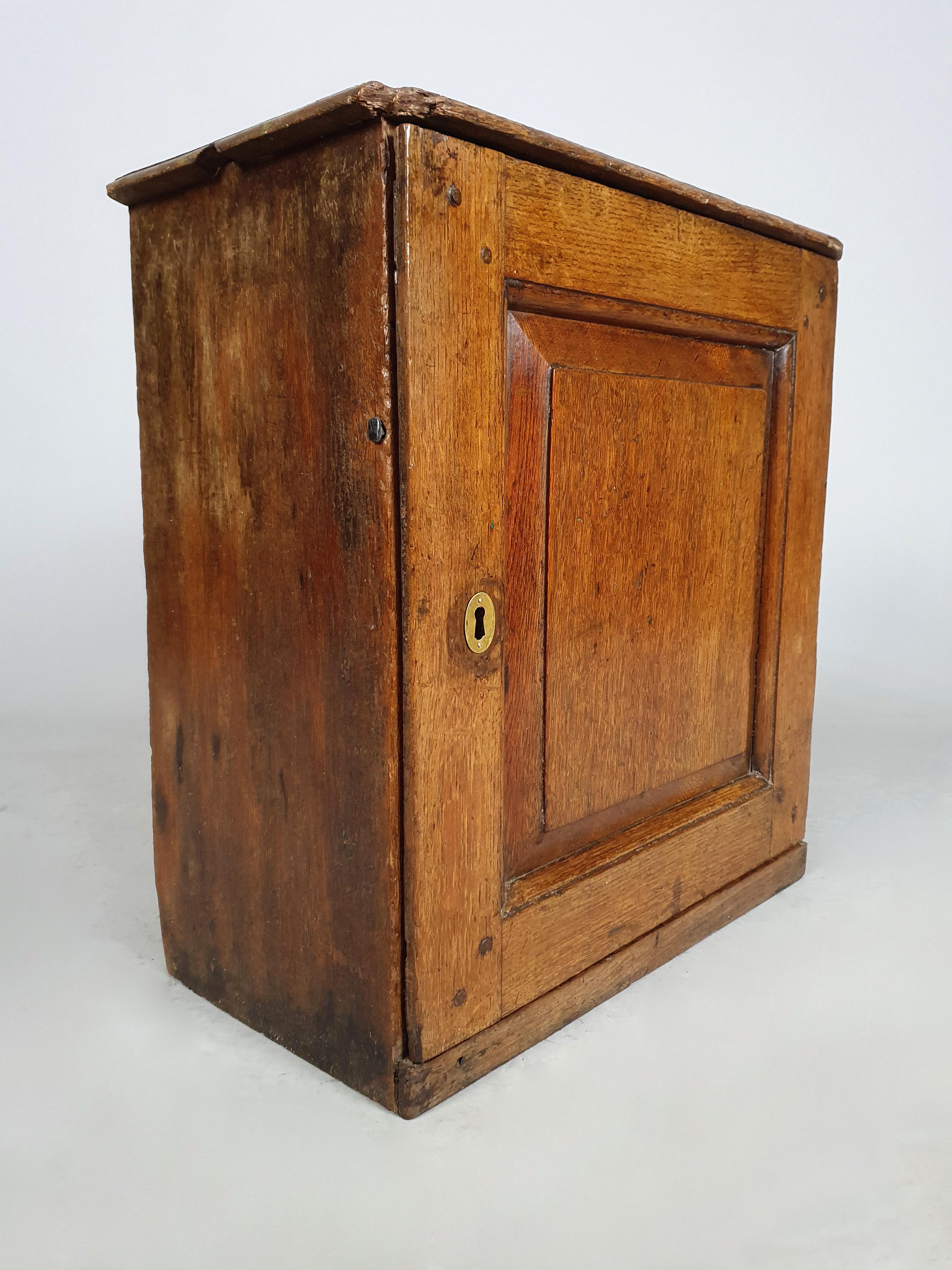 Armoire à épices en Oak Queen Anne C.1710 Bon état - En vente à Heathfield, GB