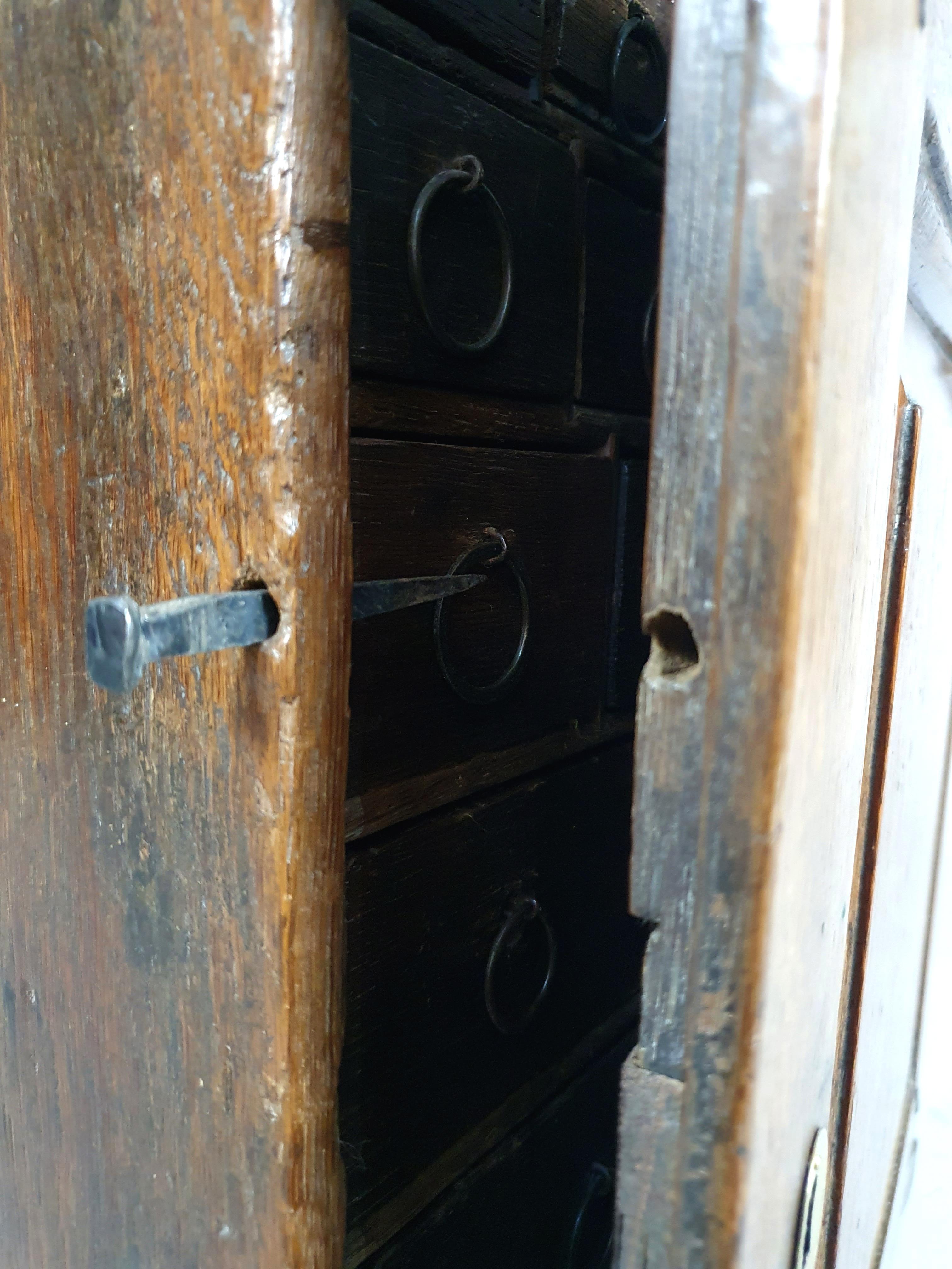 XVIIIe siècle et antérieur Armoire à épices en Oak Queen Anne C.1710 en vente