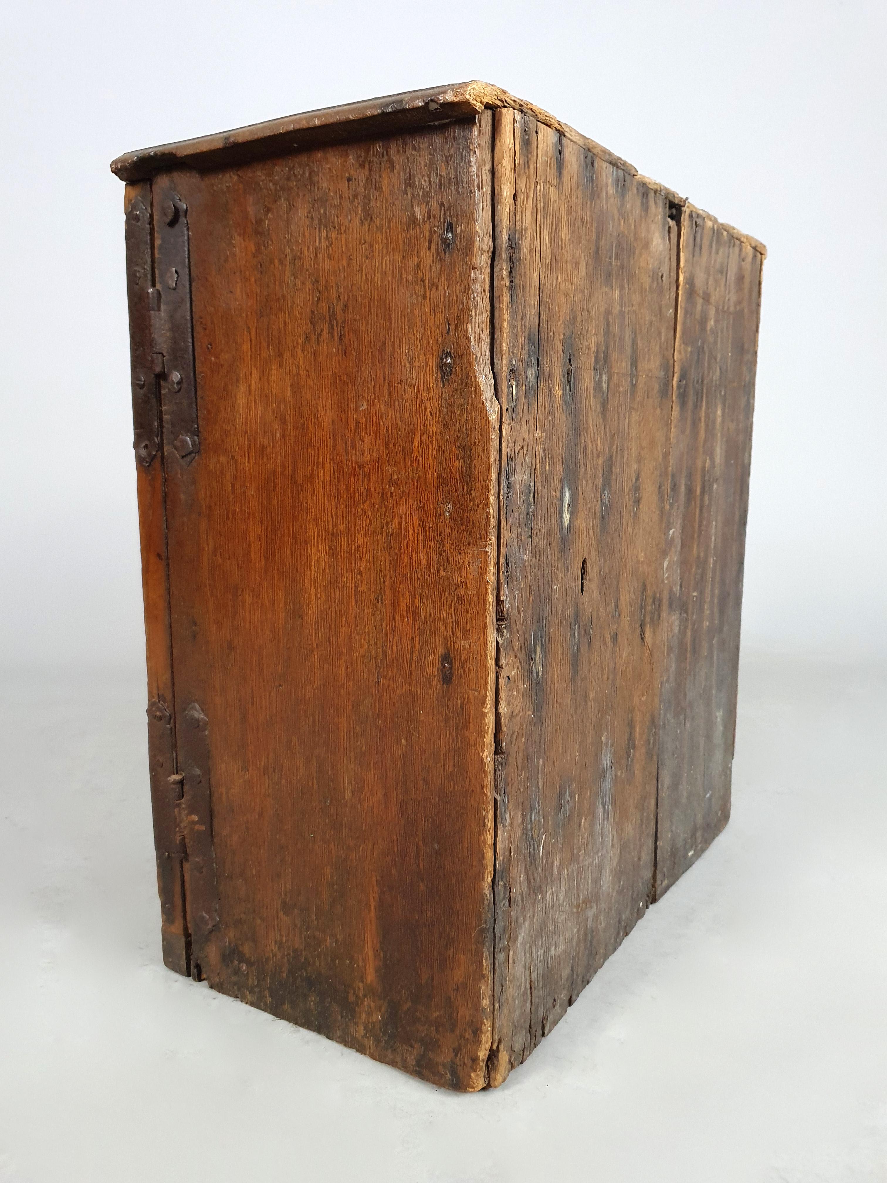 Armoire à épices en Oak Queen Anne C.1710 en vente 1
