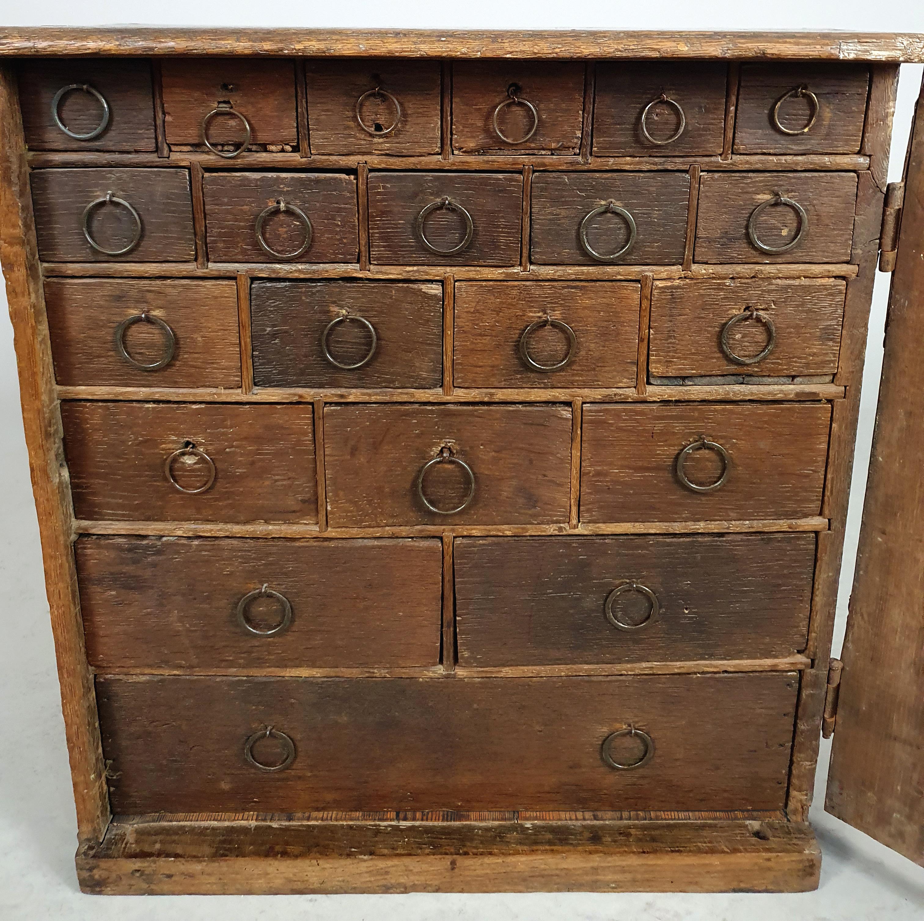 Armoire à épices en Oak Queen Anne C.1710 en vente 2