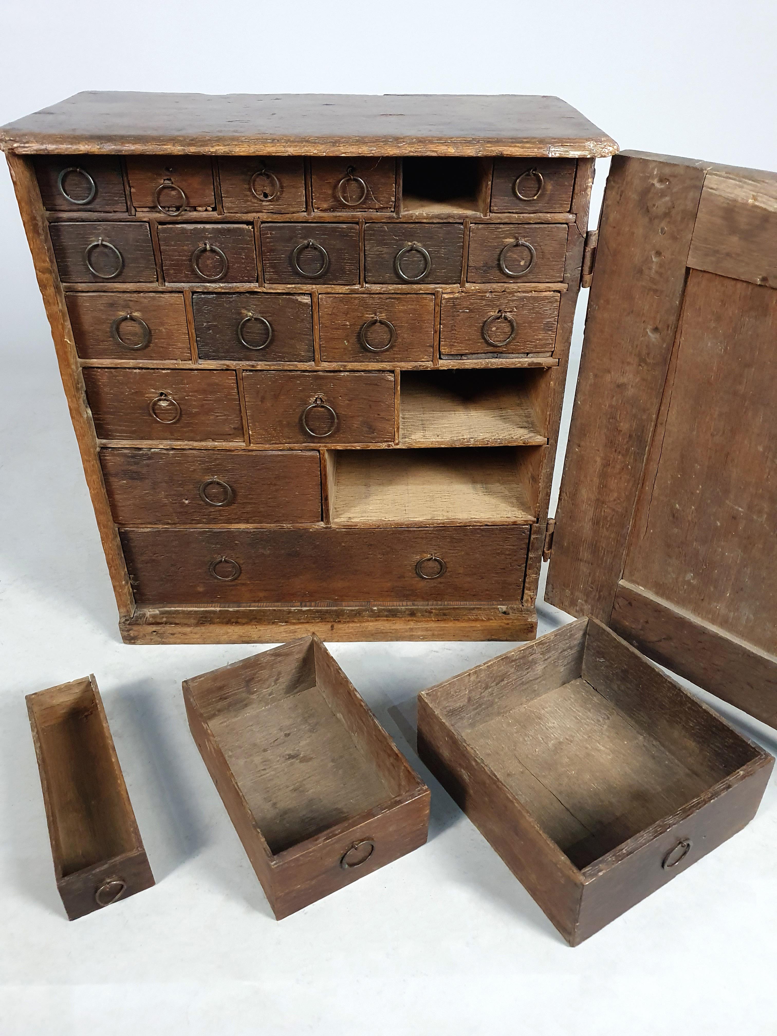 Armoire à épices en Oak Queen Anne C.1710 en vente 3