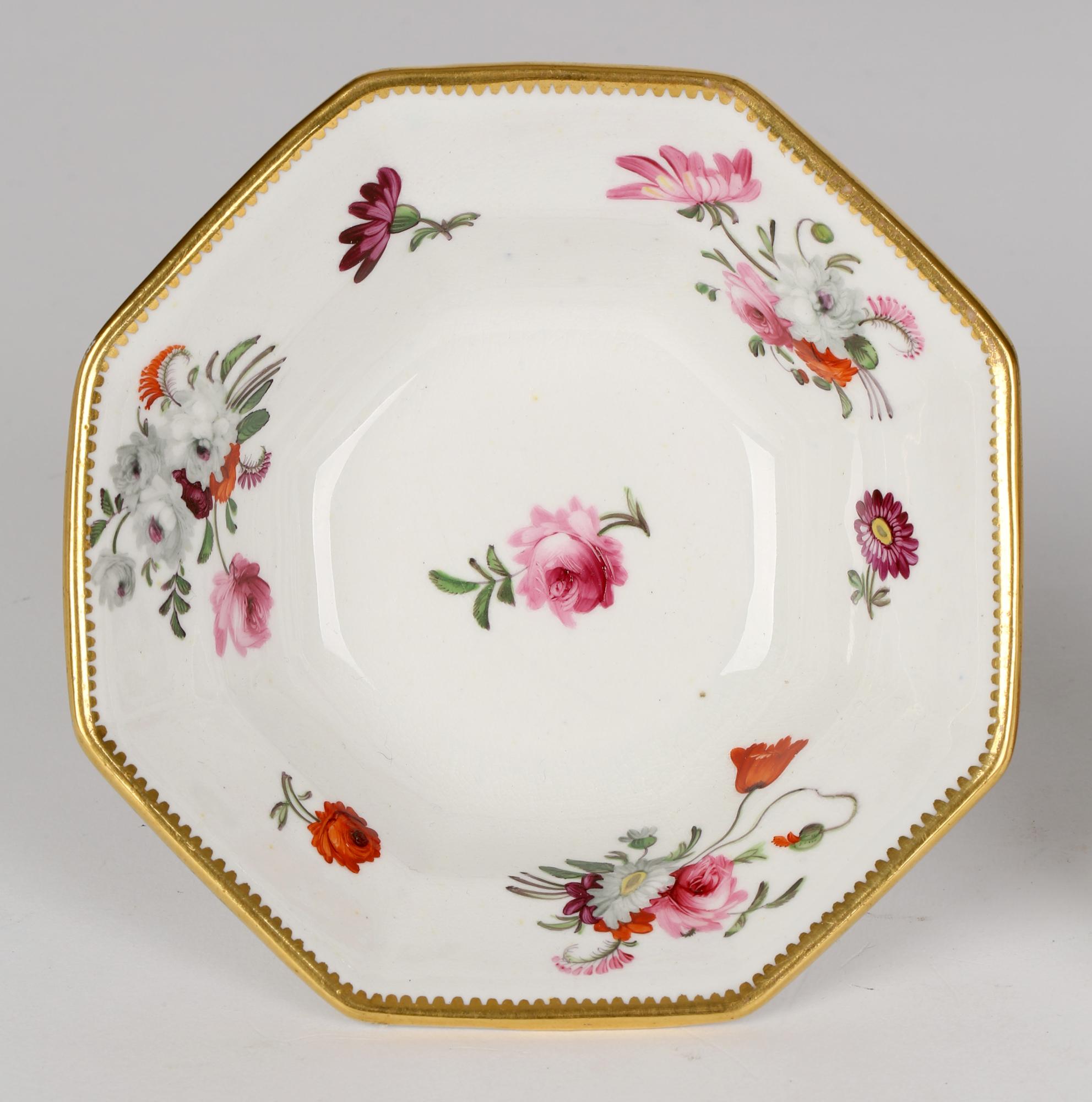 Jarra y soporte de porcelana con asa de serpiente pintados a mano con motivos florales galeses o ingleses en venta 3