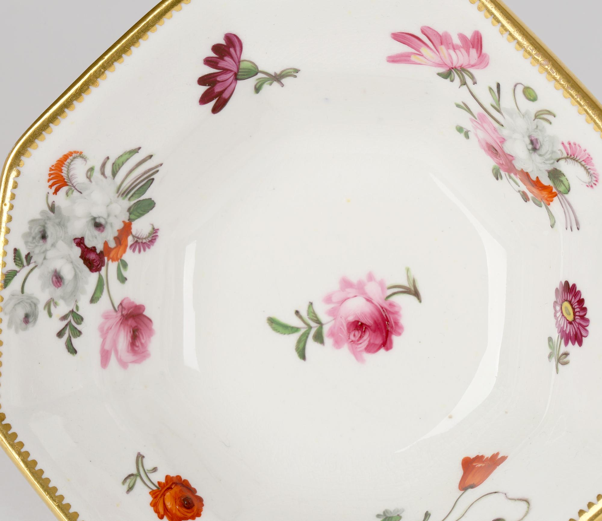 Jarra y soporte de porcelana con asa de serpiente pintados a mano con motivos florales galeses o ingleses en venta 5