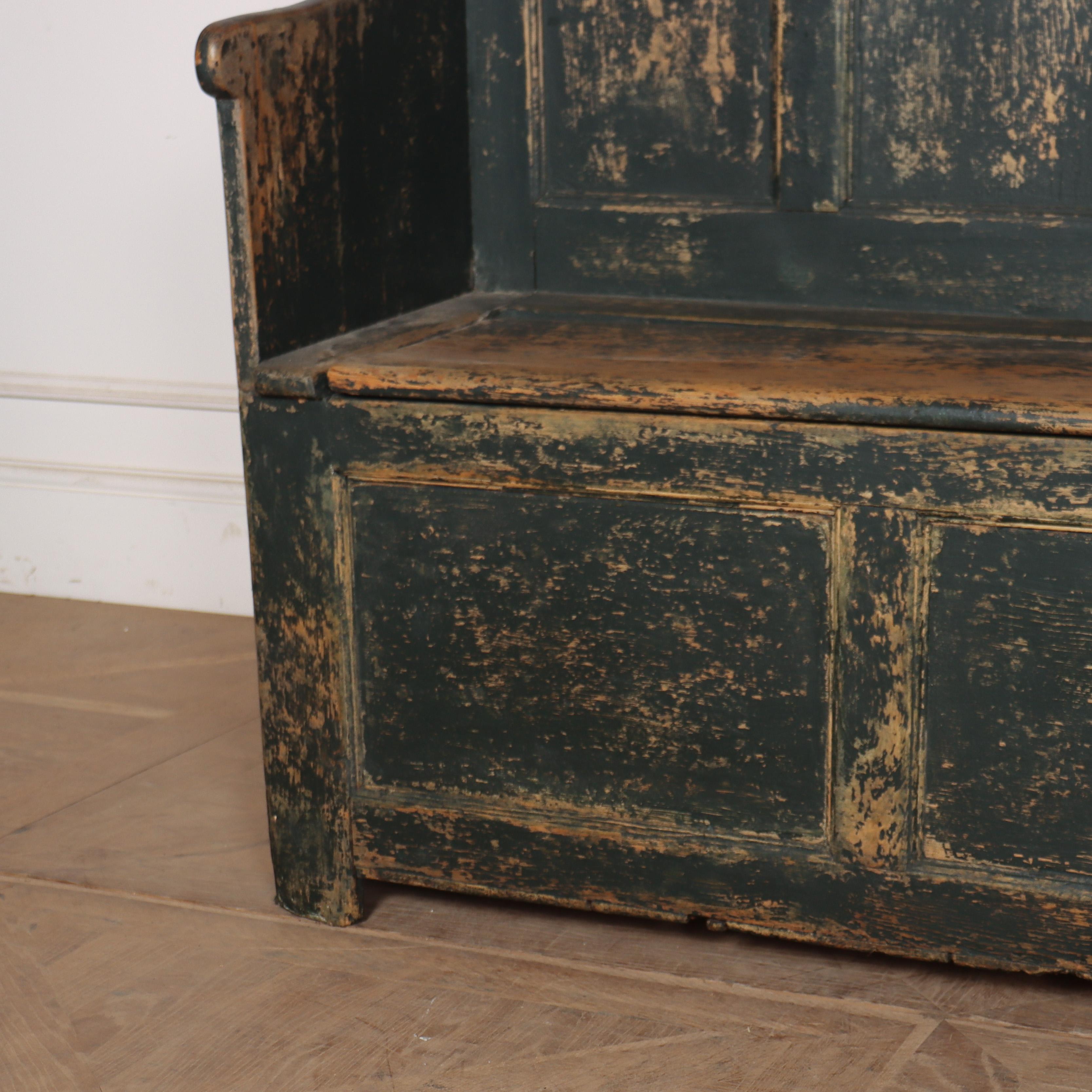 Welsh Painted Box Settle In Good Condition For Sale In Leamington Spa, Warwickshire