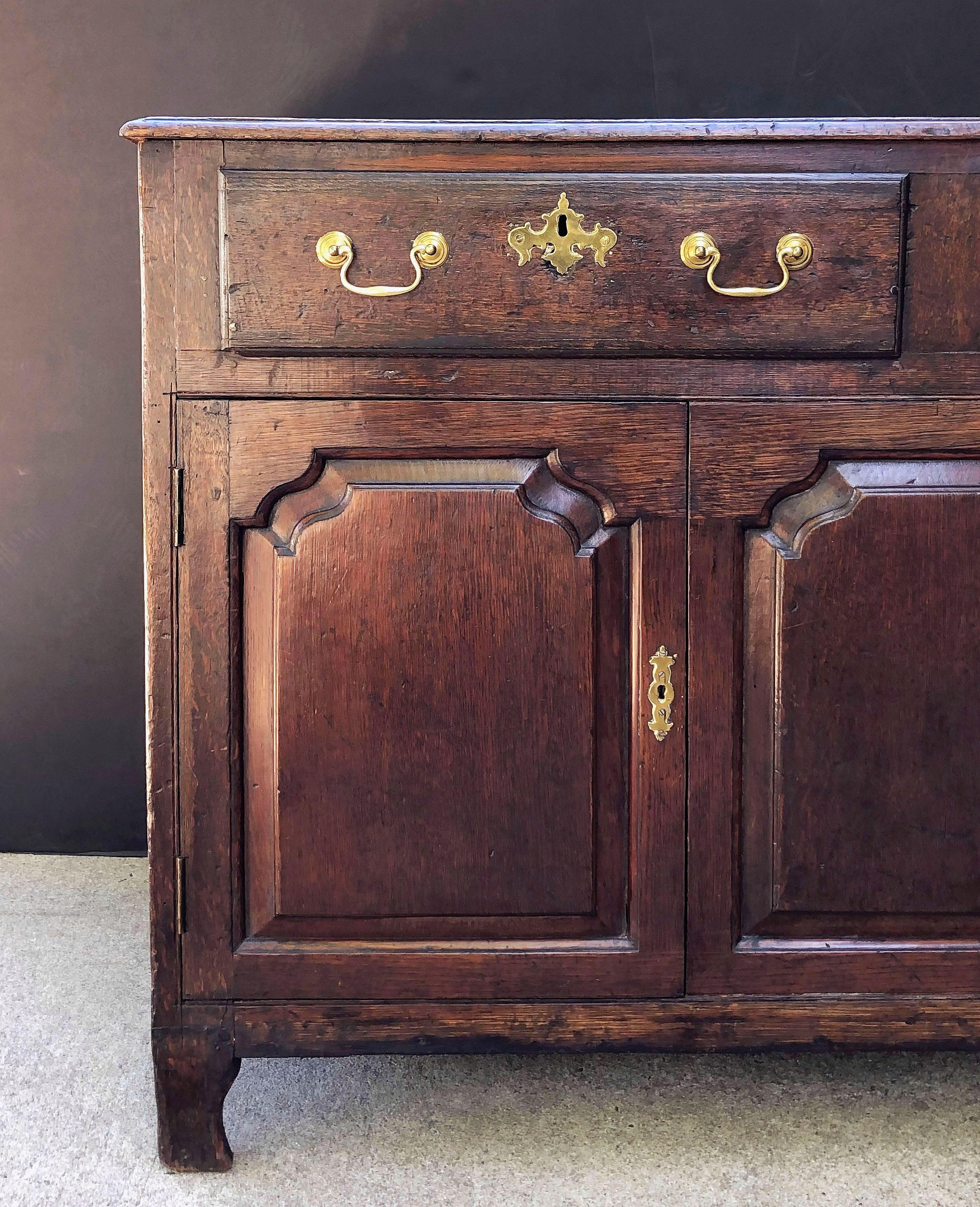 Welsh Paneled Dresser Console or Sideboard of Oak from the Georgian Era In Good Condition In Austin, TX