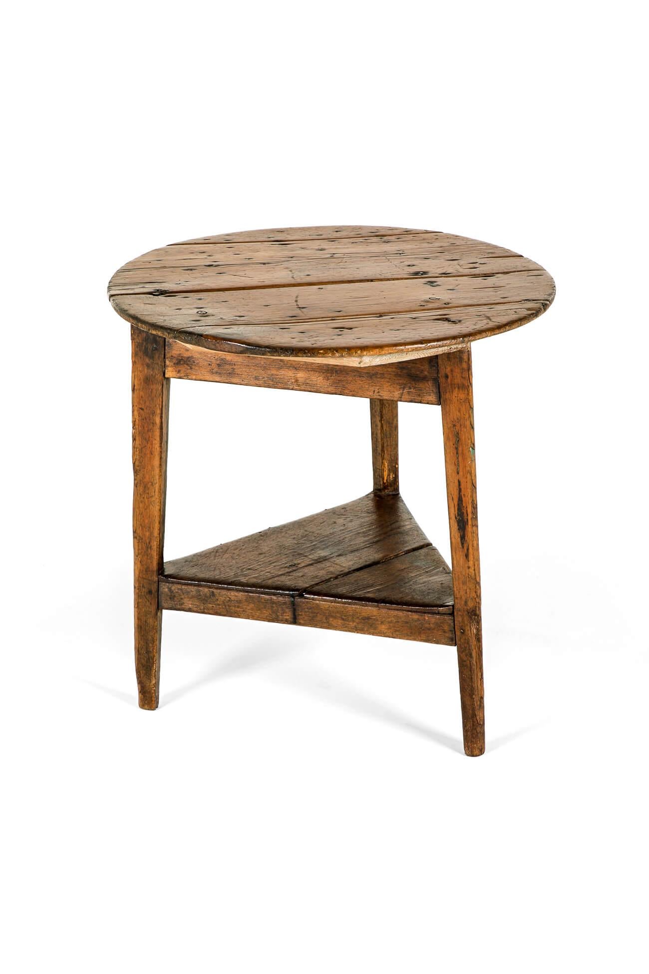 Superbe table de cricket du début du 19e siècle, d'une excellente forme.

Plateau circulaire en pin sur une base triangulaire en gradins reposant sur trois pieds carrés effilés.

Le sommet est particulièrement beau, avec des nœuds et des rayons