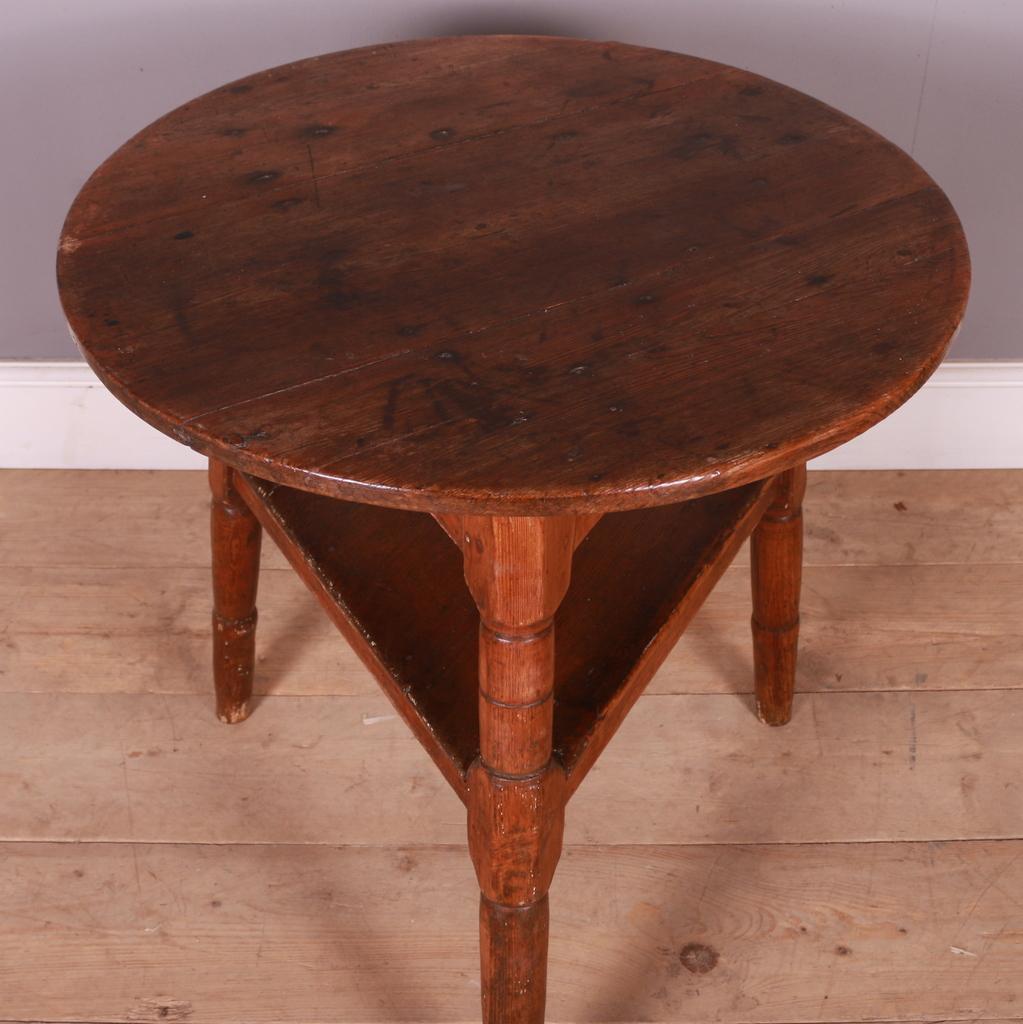 Welsh Pine Cricket Table In Good Condition For Sale In Leamington Spa, Warwickshire