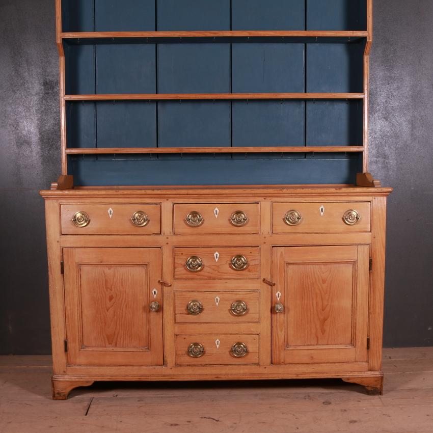 Very pretty late 18th century North Welsh pine dresser, 1780.

Dimensions:
60 inches (152 cms) wide
20 inches (51 cms) deep
80 inches (203 cms) high.