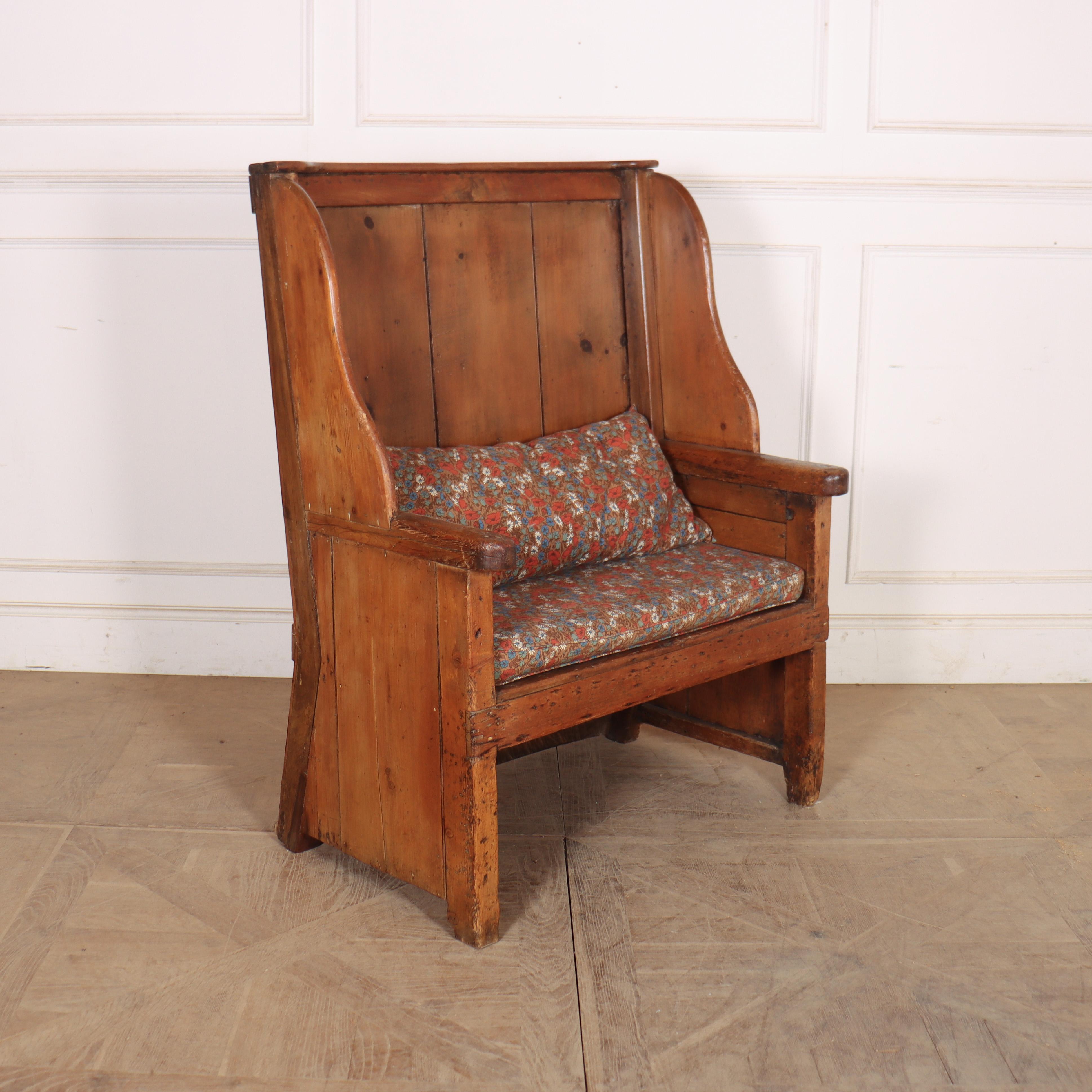 Welsh Pine Settle In Good Condition For Sale In Leamington Spa, Warwickshire
