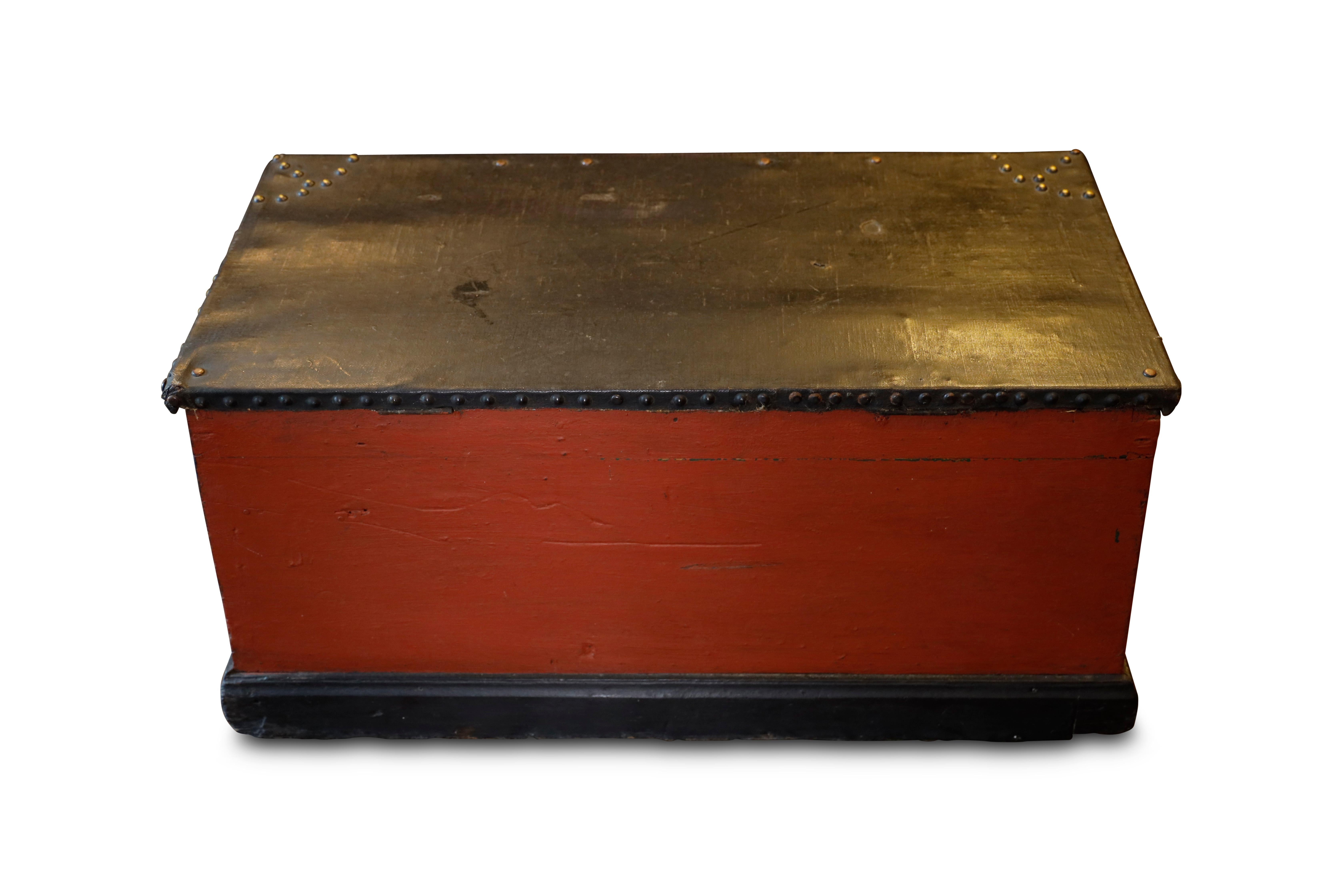 Welsh Sailor's Sea Chest aus Wales (Geschnitzt) im Angebot