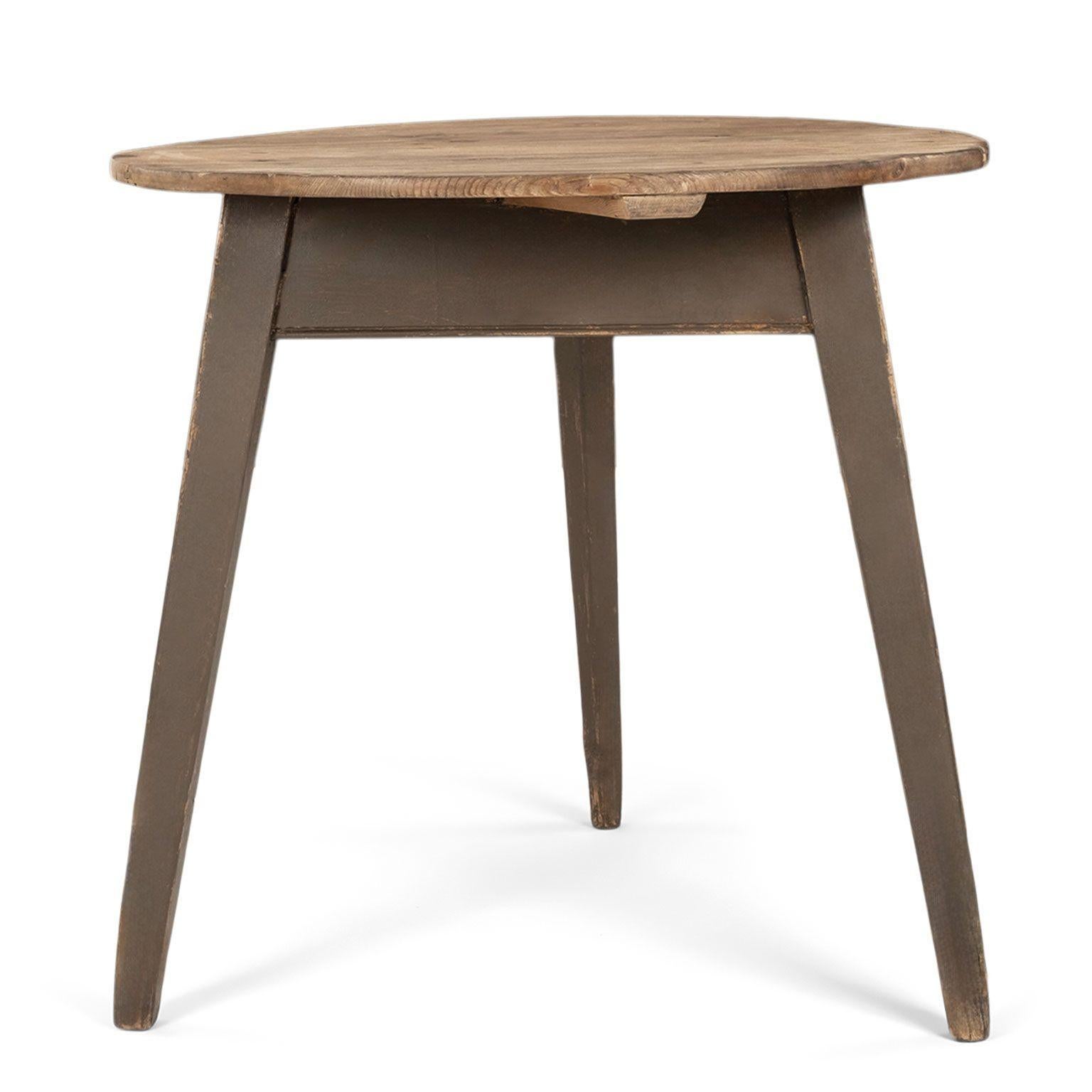 Pine Welsh Scrubbed-Top Cricket Table For Sale