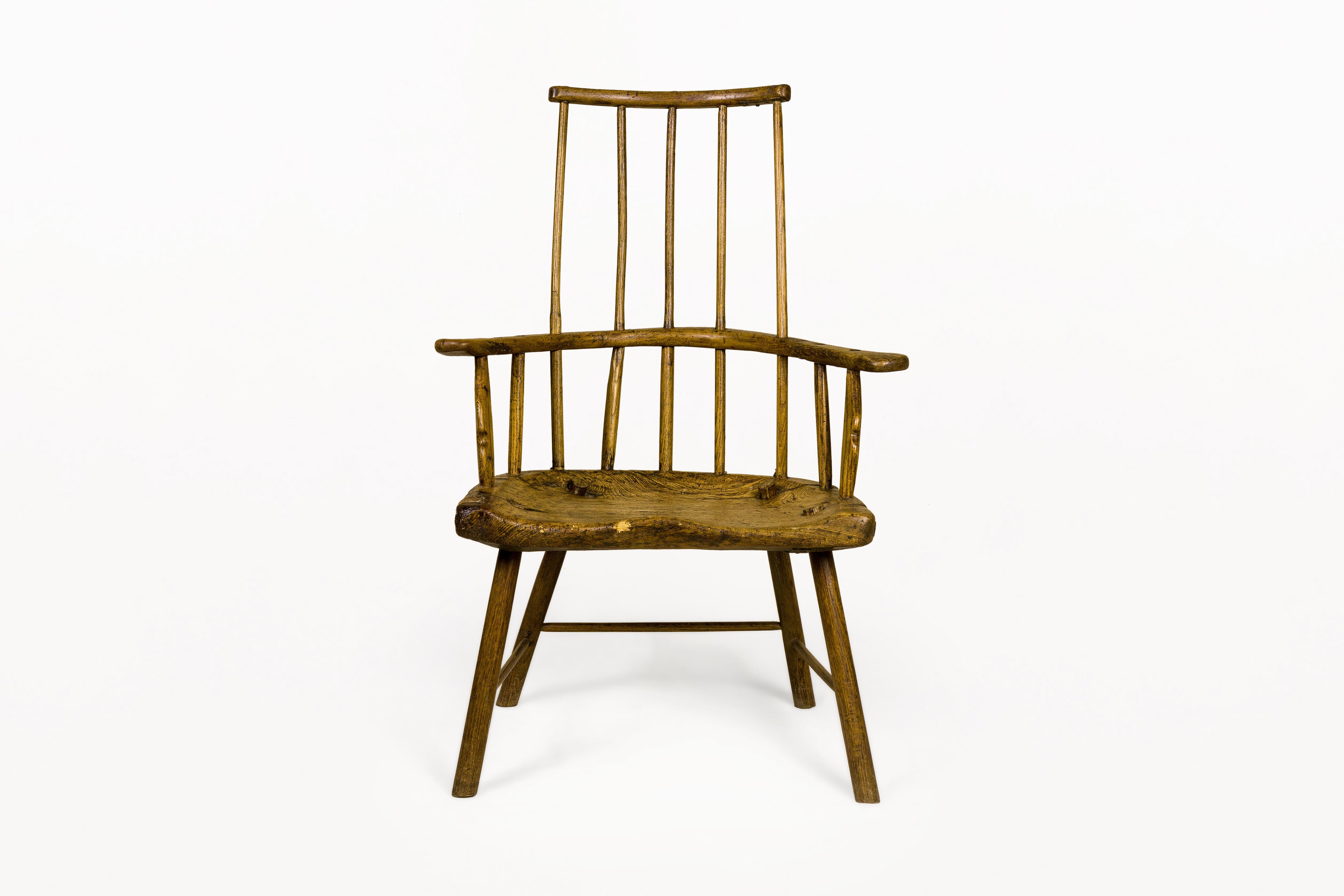 DESCRIPTION : Chaise à bâtons galloise, vers la fin du 18e siècle, Irlande.
Construction et design primitifs, en bois de frêne.

ÉTAT : Bon état. Usure conforme à l'âge et à l'utilisation.

DIMENSIONS : Hauteur : 104cm (41in) Largeur : 72cm (28in)