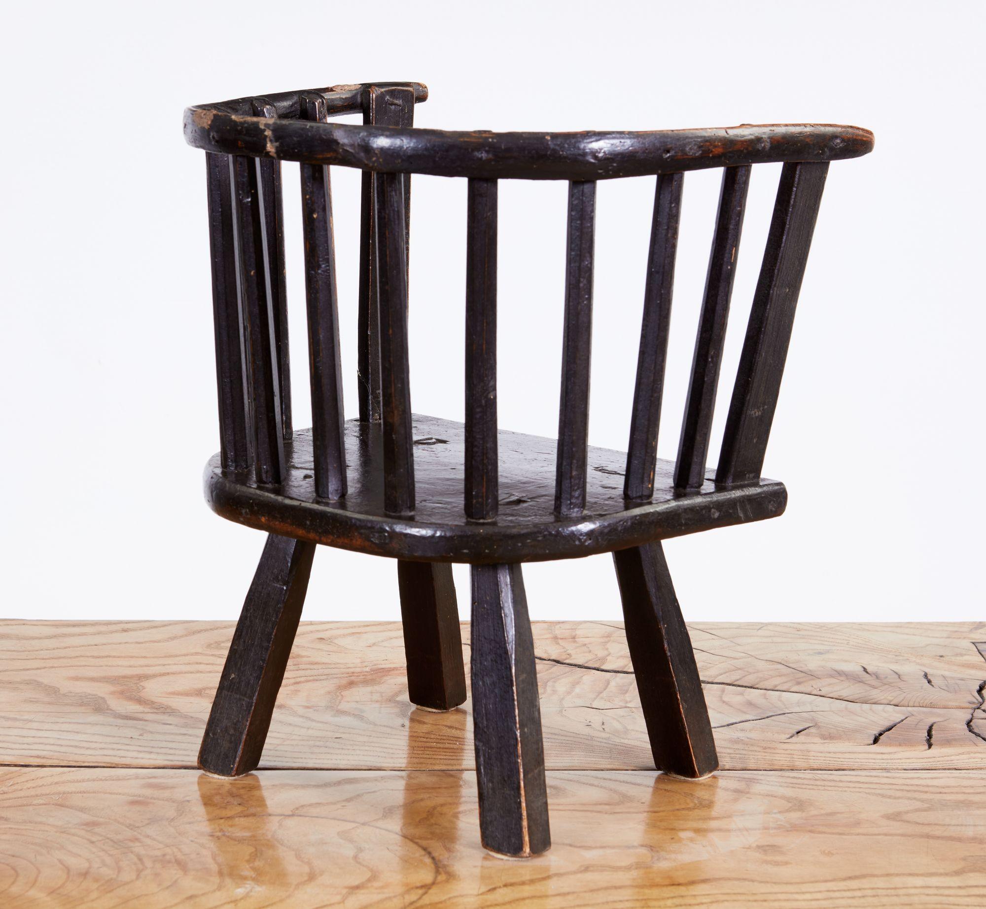 Welsh Vernacular Child's Windsor Chair In Good Condition For Sale In Greenwich, CT