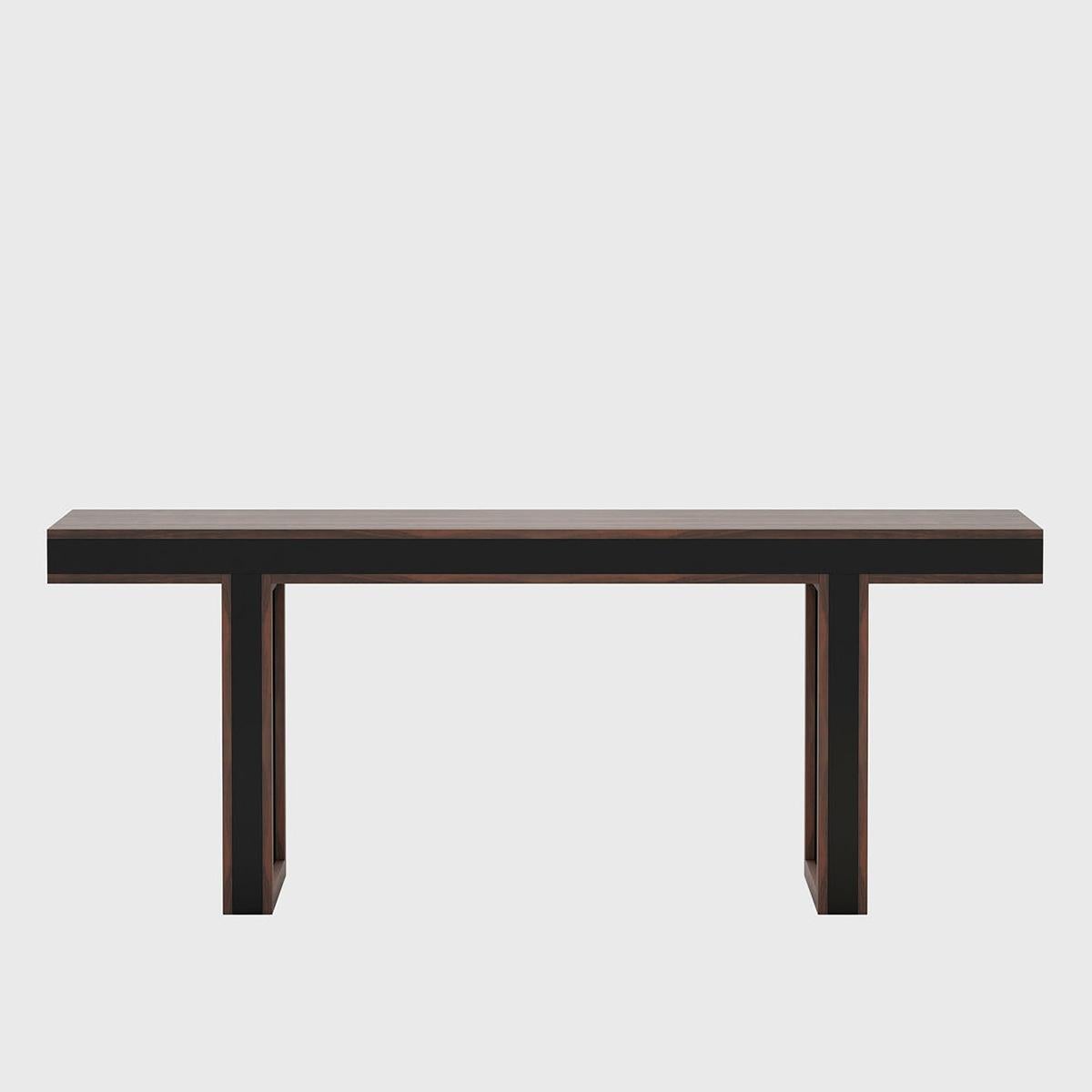 Console table welt with structure and top in eucalyptus wood
in matte smocked finish and in high glossy black lacquered finish.
Also available in other wood finishes on request.