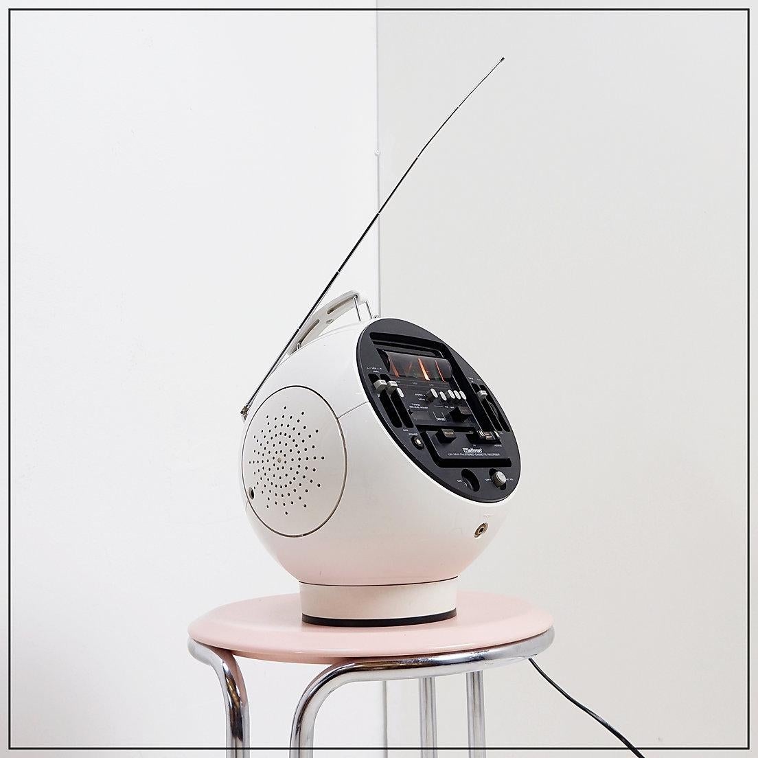 Design AGE - Radio LW/MW/FM
Transportez-vous dans les années 1970 avec la radio WHITE/SPACE vintage des années 1970 et le lecteur stéréo 8 pistes emblématique Space Age Ball.
Radio en ordre - Cassette d'enregistrement à vérifier
En hommage au casque