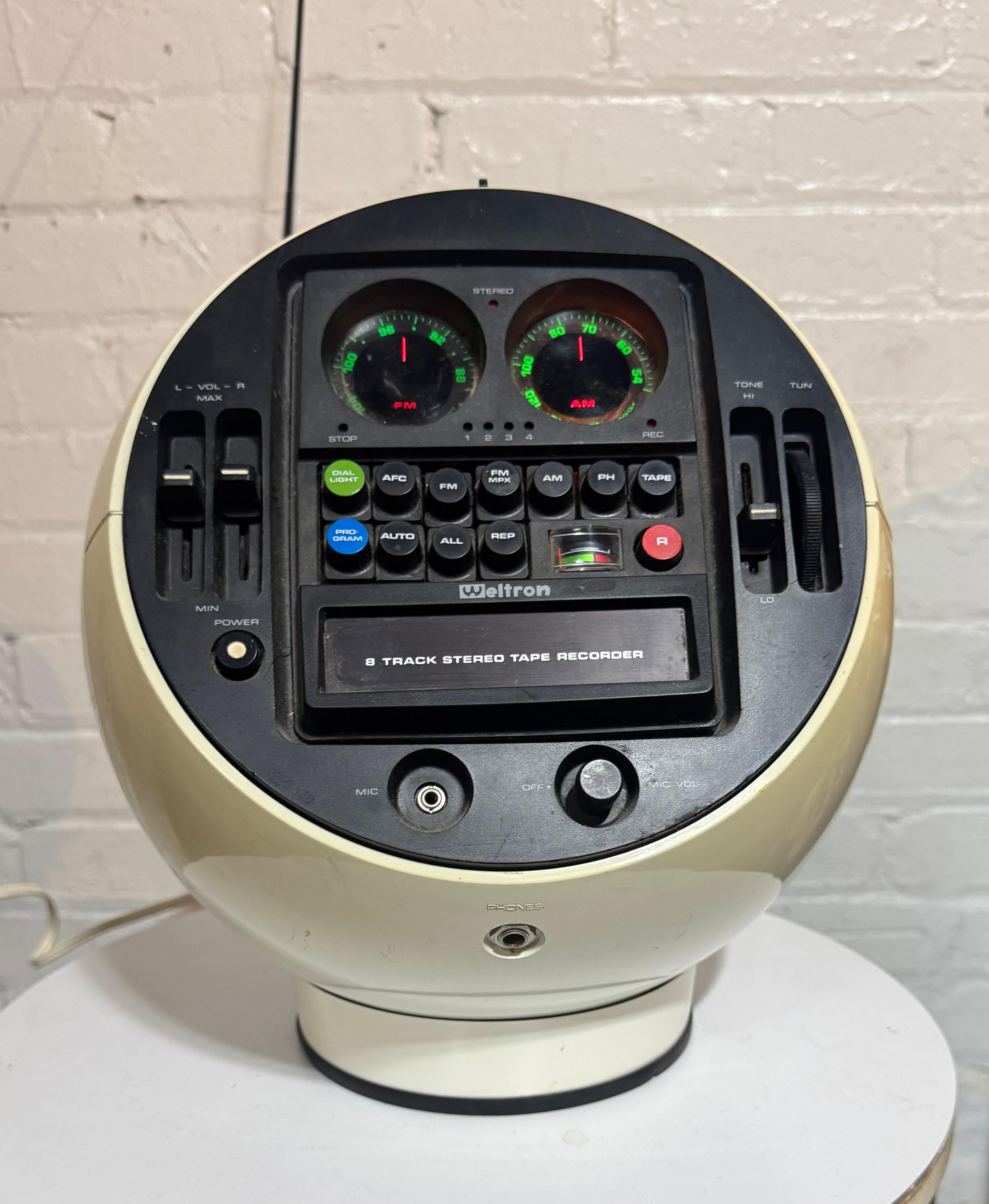  Rarement vu DOUBLE DILE .....retro-futuriste charme de la radio AM-FM stéréo 8 pistes Weltron modèle 2010, une pièce intemporelle qui mêle harmonieusement la nostalgie et l'esthétique de l'ère spatiale. Logé dans un boîtier en plastique blanc