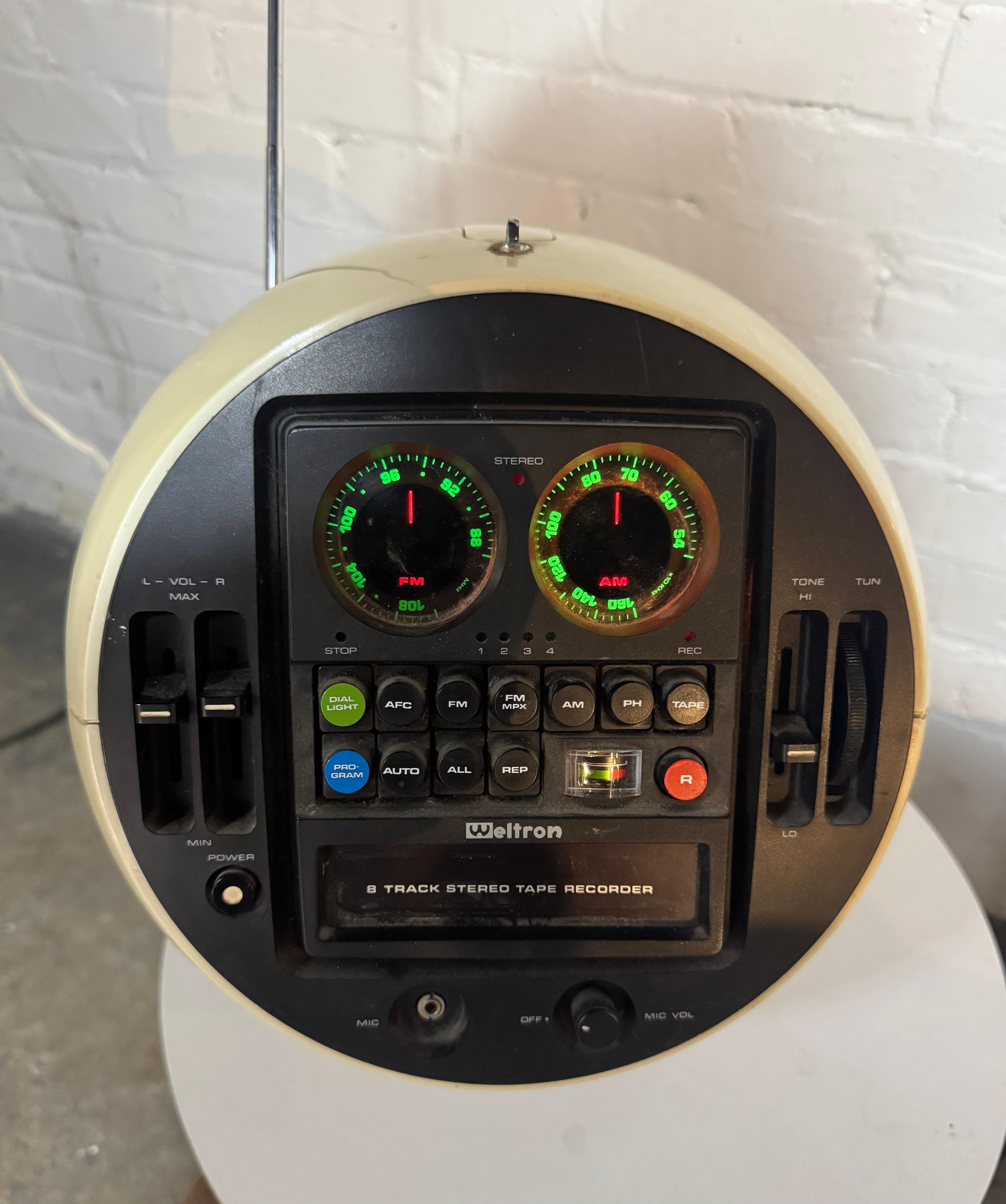 Américain Weltron Model No 2010 Space Ball, AM/FM Radio 8 Track Stereo / sPACEAGE Modern en vente