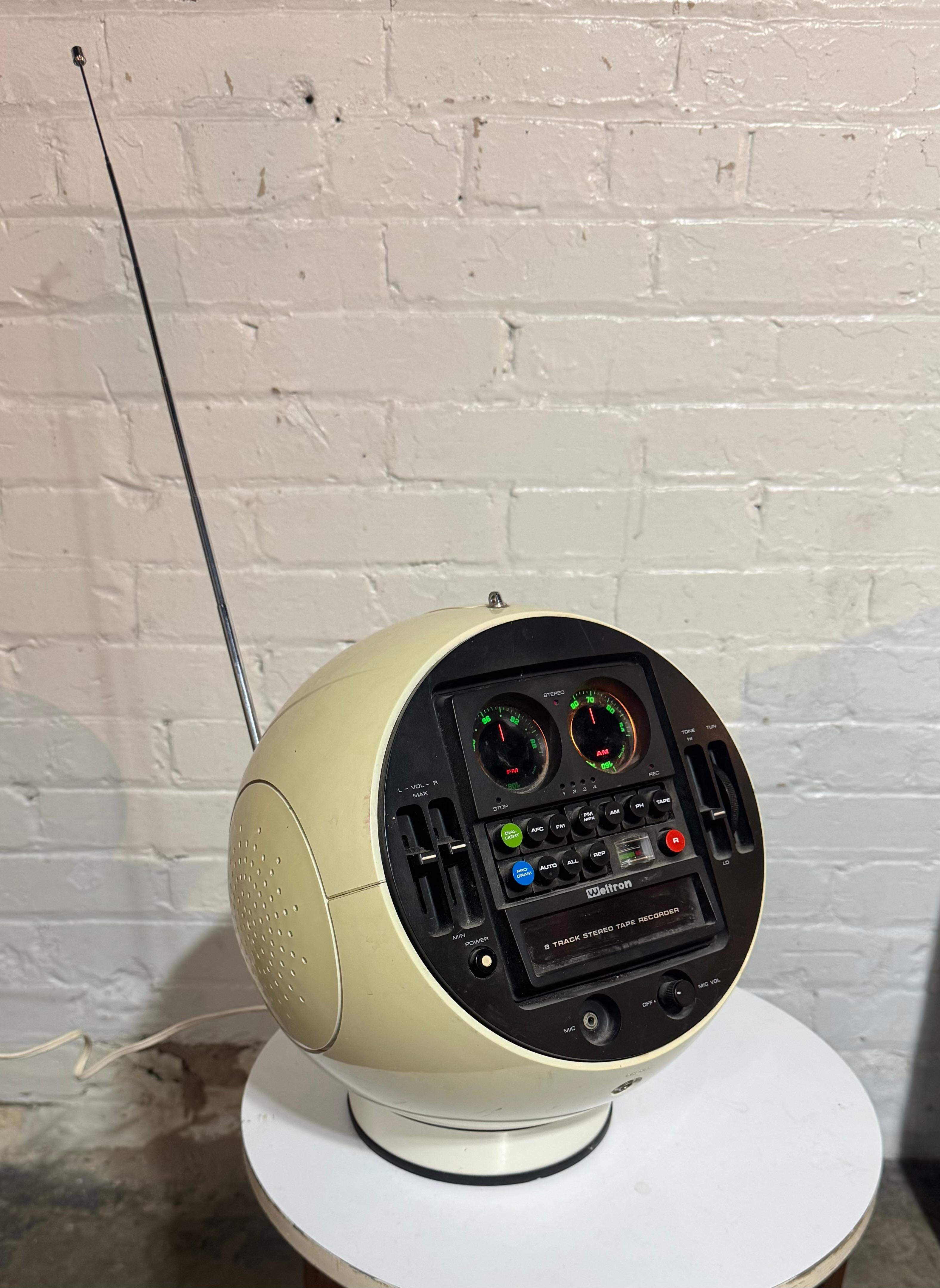 Weltron Model No 2010 Space Ball, AM/FM Radio 8 Track Stereo / sPACEAGE Modern Bon état - En vente à Buffalo, NY