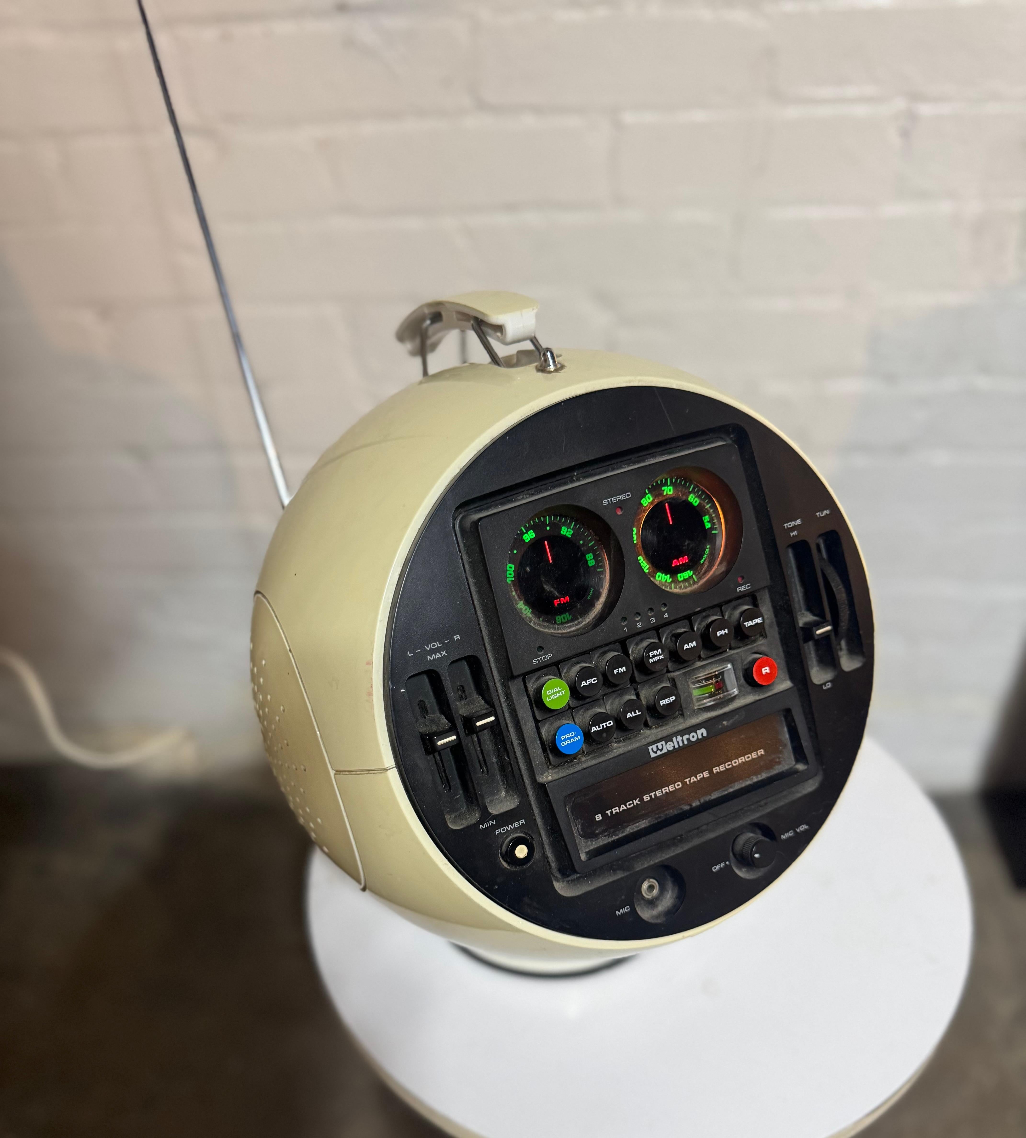 Fin du 20e siècle Weltron Model No 2010 Space Ball, AM/FM Radio 8 Track Stereo / sPACEAGE Modern en vente